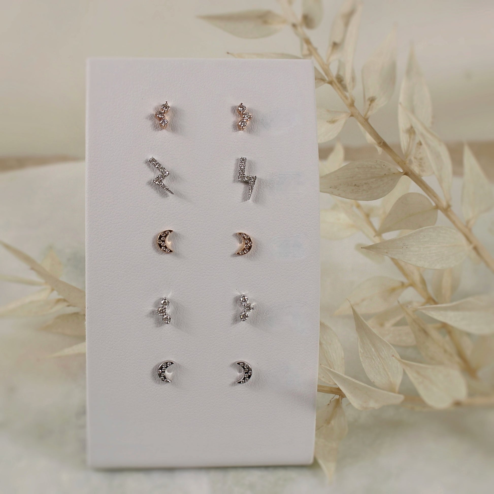 Ensemble de puces d'oreilles en or 18K et diamants- formes de lune-éclairs- et trio de diamants