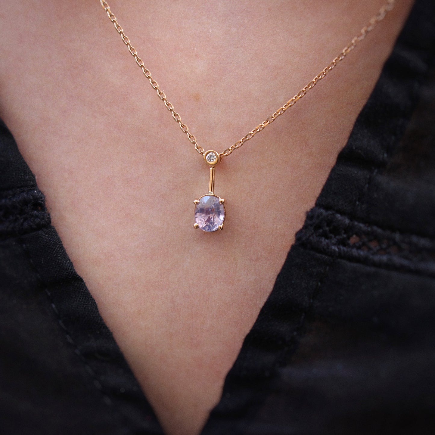 Magnifique pendentif avec un saphir couleur lilas et un diamant