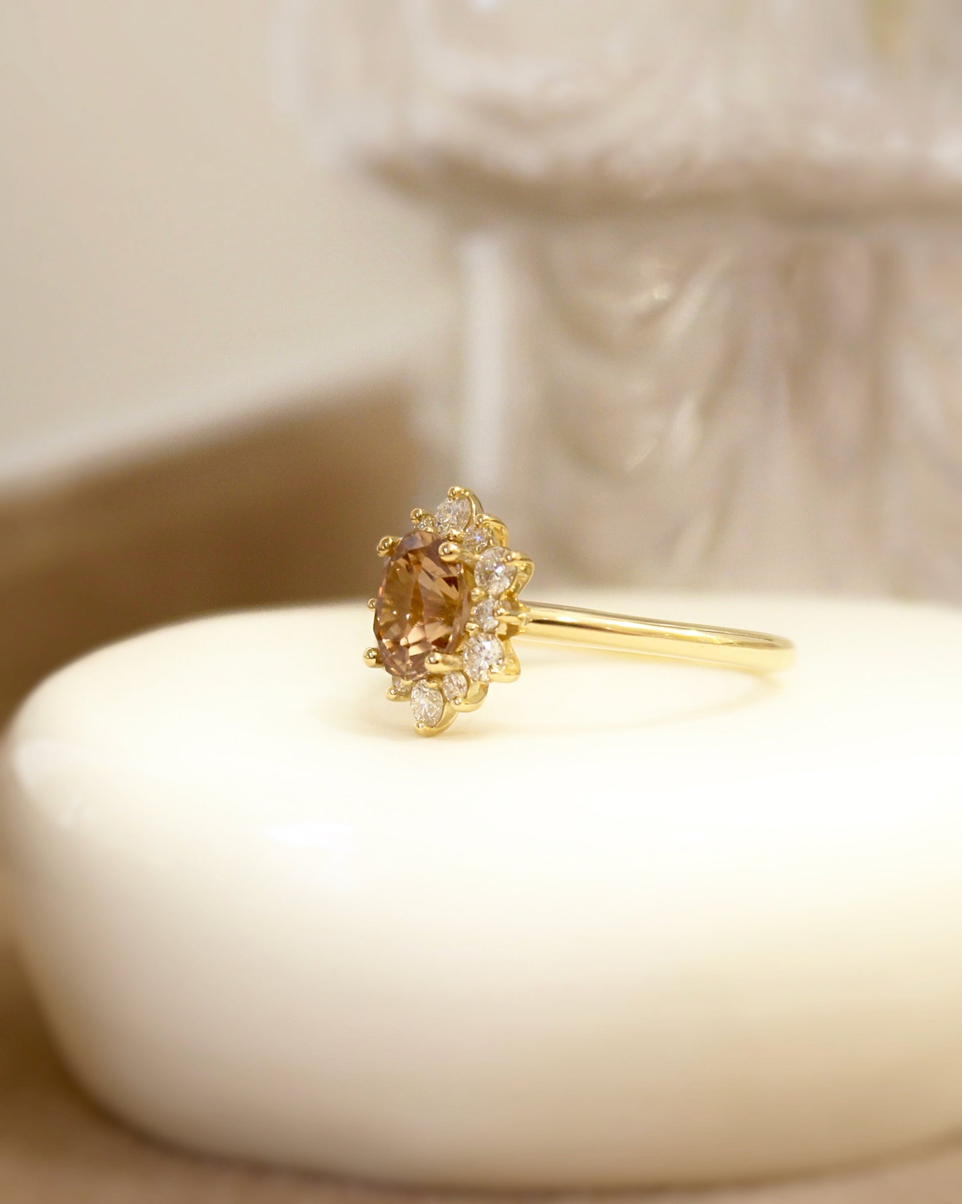 Marguerite zircon brun et diamants alternés or jaune 18K