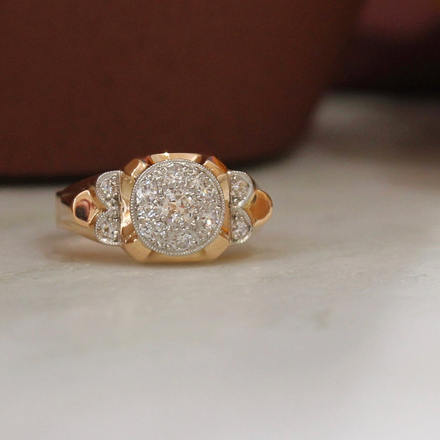 originale bague tank vers 1940 en or rose et platine avec un pavage de diamants taille ancienne
