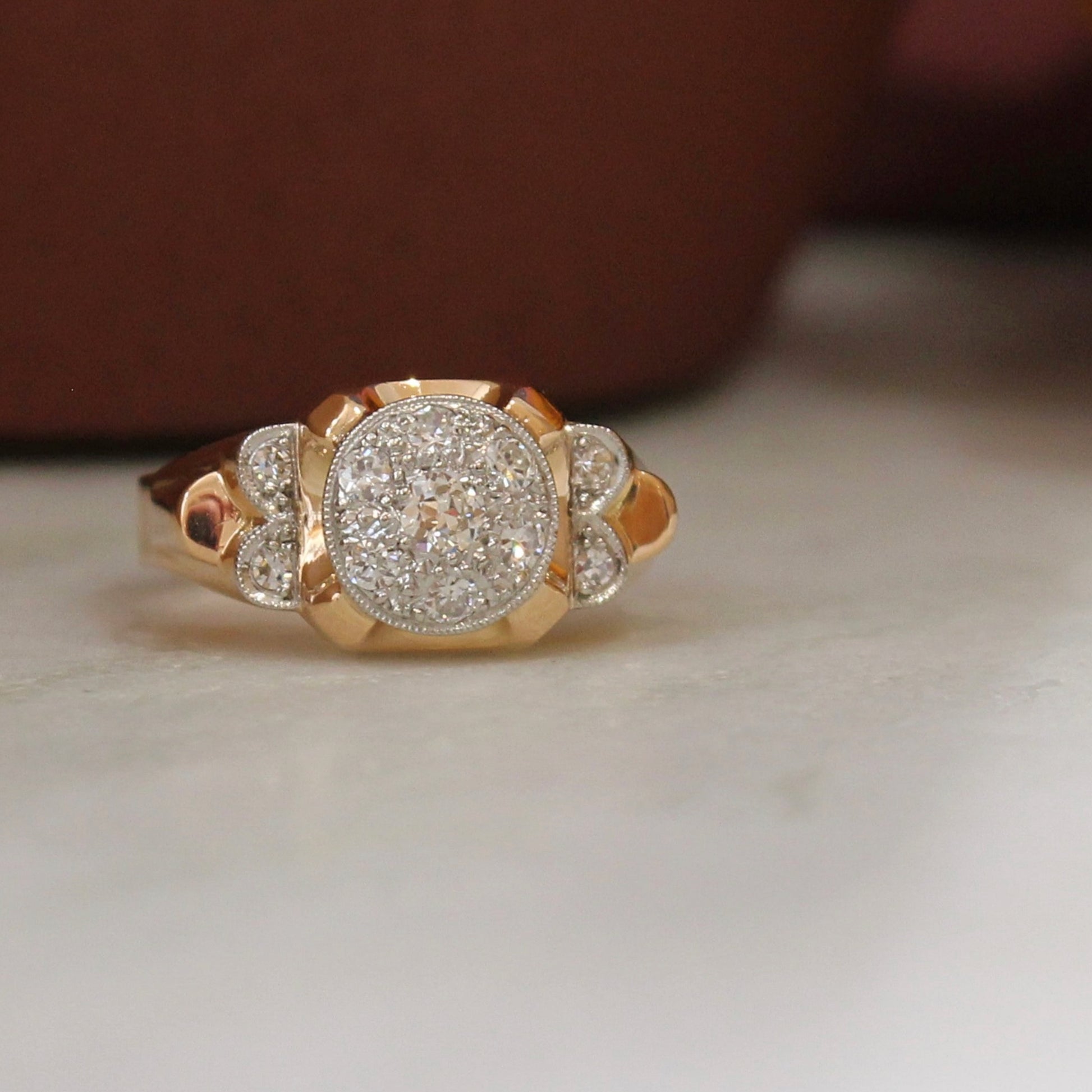originale bague tank vers 1940 en or rose et platine avec un pavage de diamants taille ancienne
