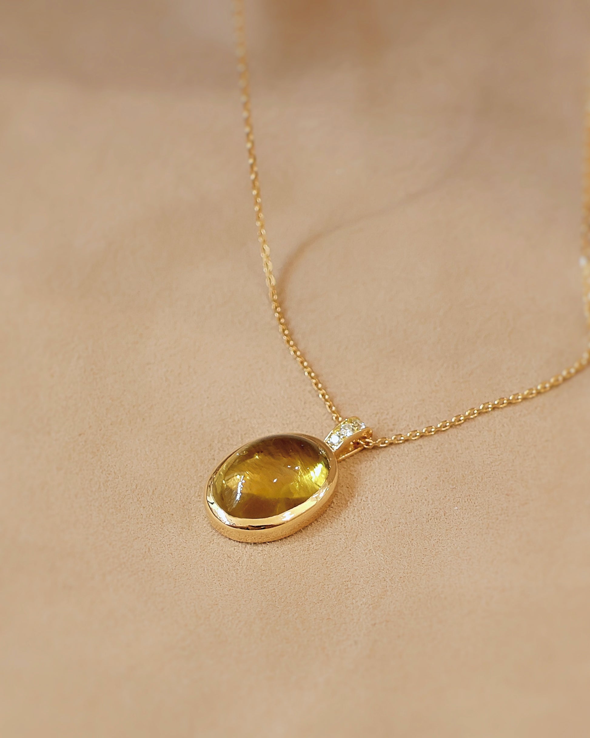 Pendentif citrine cabochon et diamants or jaune
