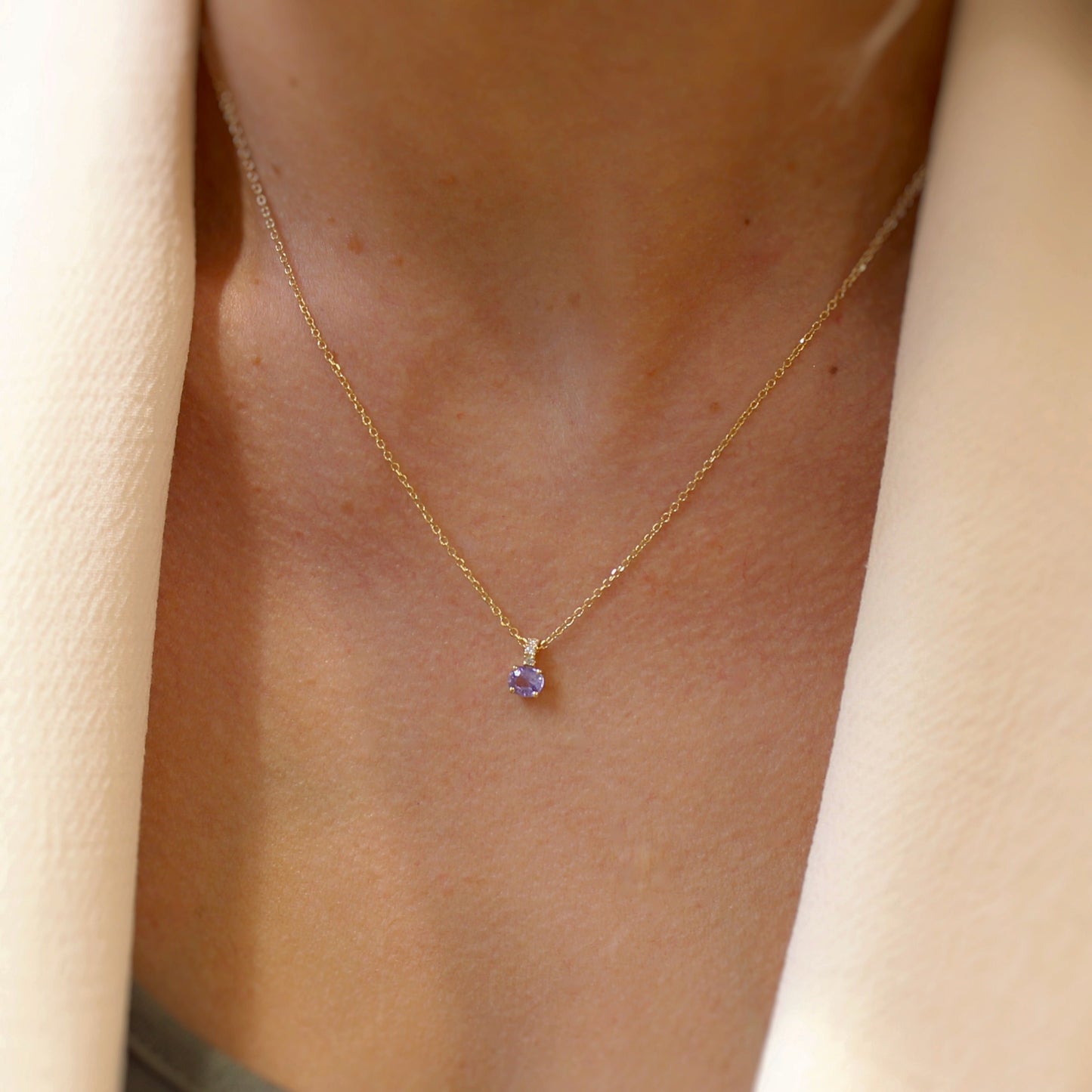 pendentif collier saphir couleur lilas et diamants sur chaine en or jaune 18K