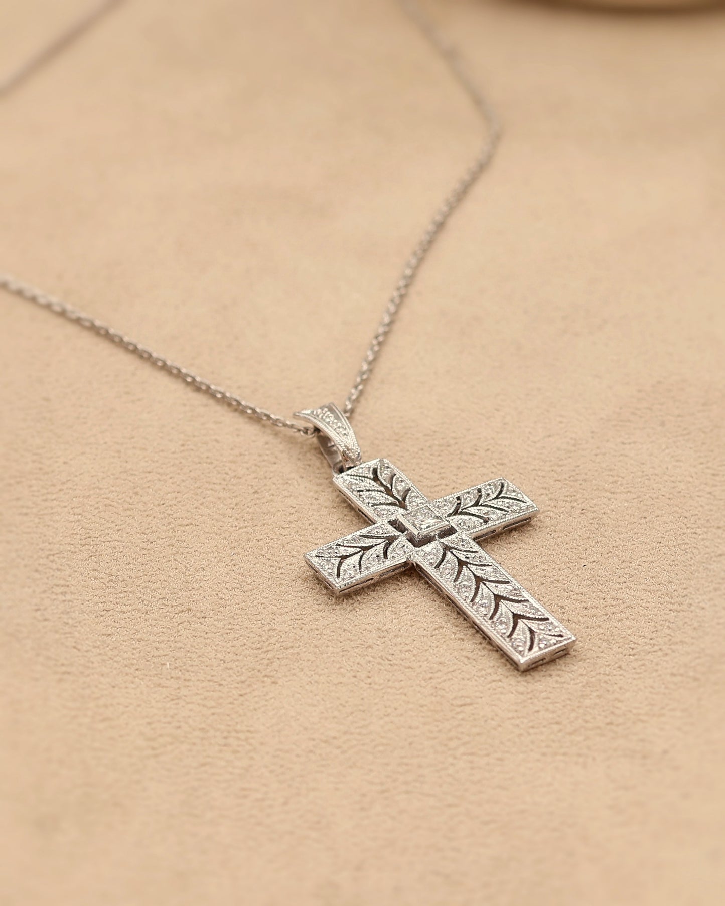 Pendentif croix ciselée en diamants or blanc 18K