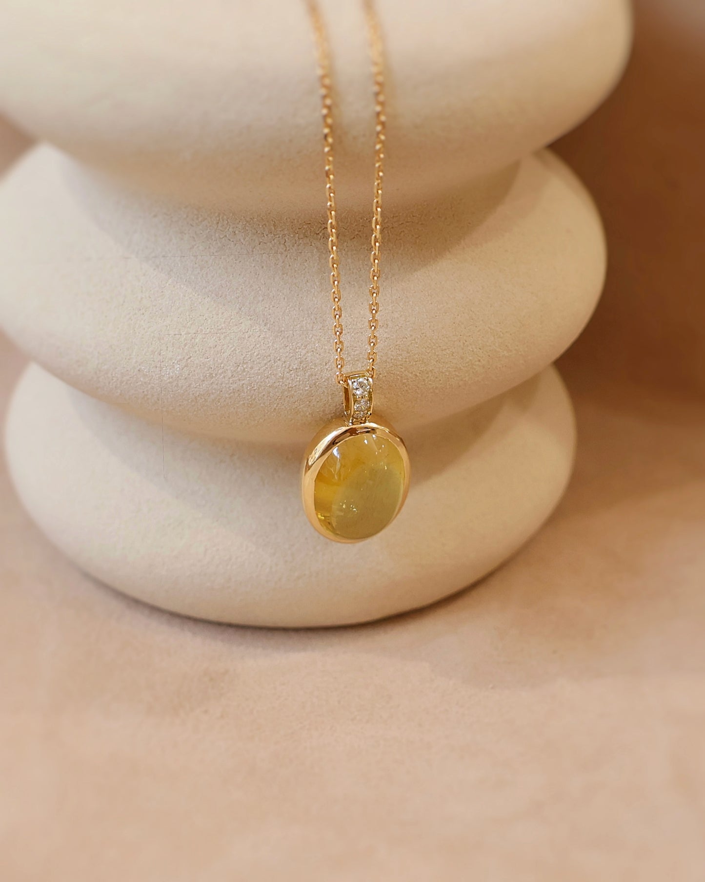 Pendentif or jaune citrine cabochon et diamants 