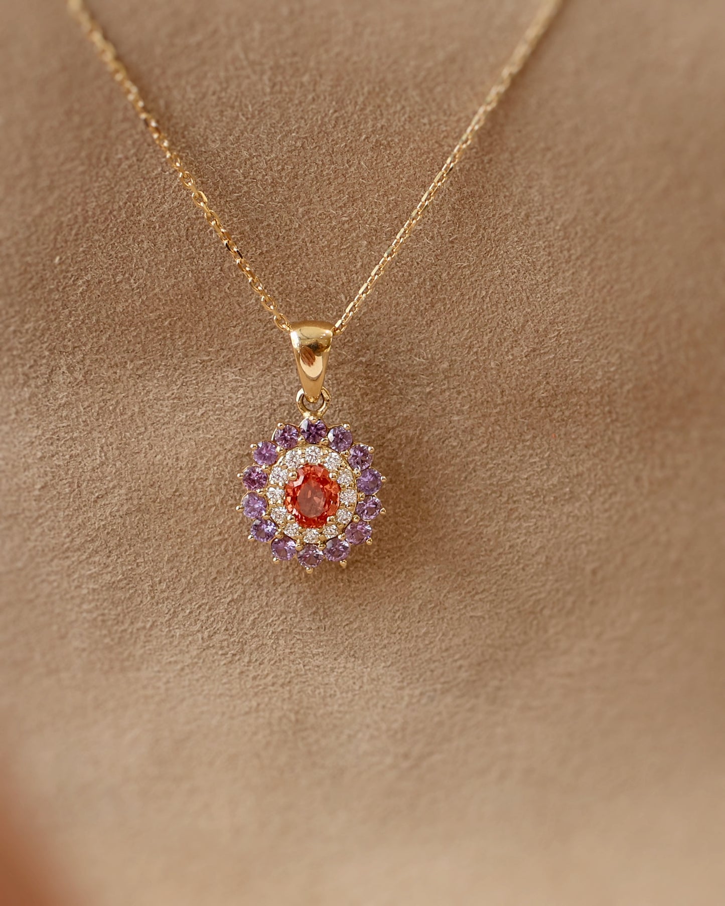 Pendentif saphir rose orange entourage diamants et saphirs violet or jaune 18K