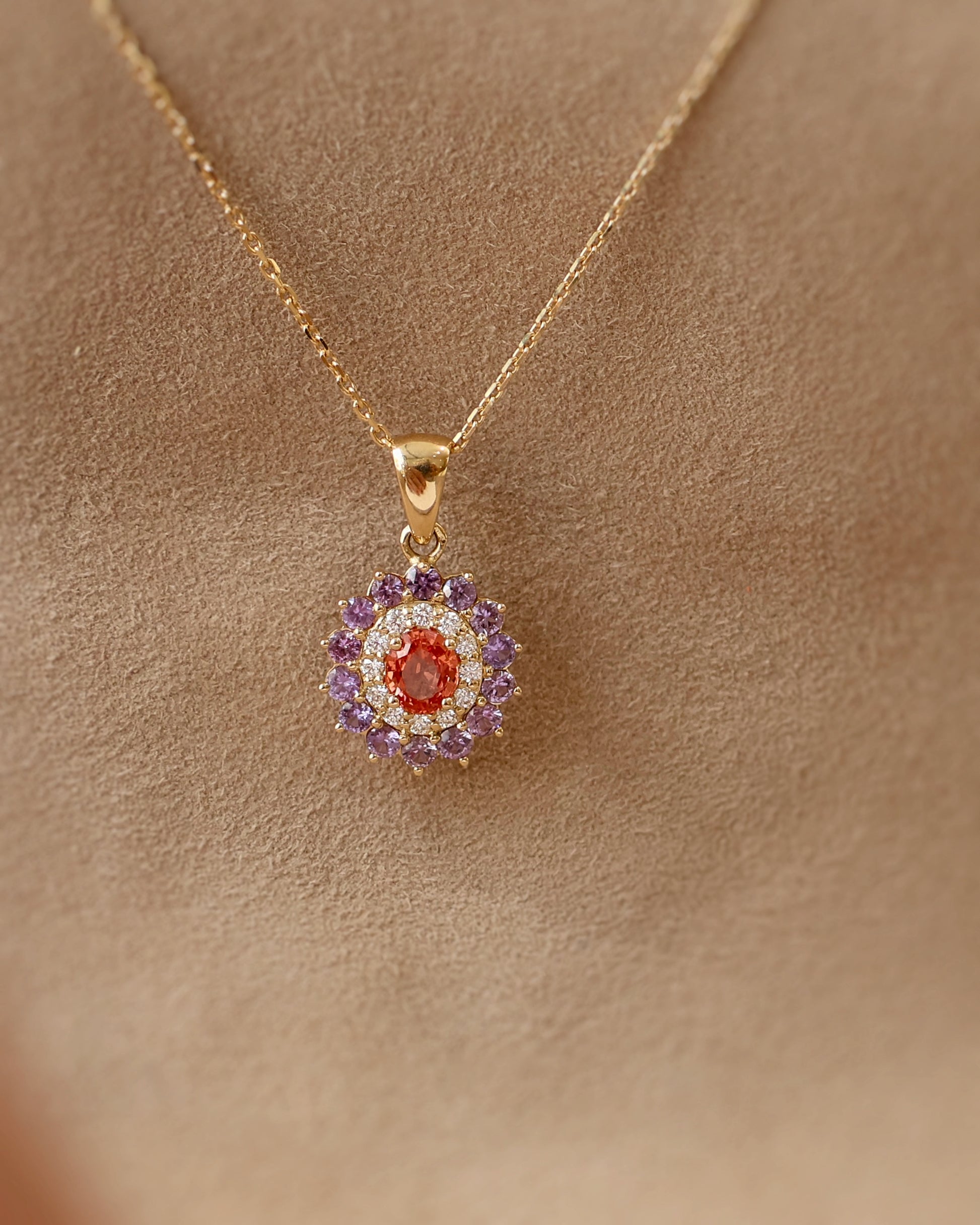 Pendentif saphir rose orange entourage diamants et saphirs violet or jaune 18K