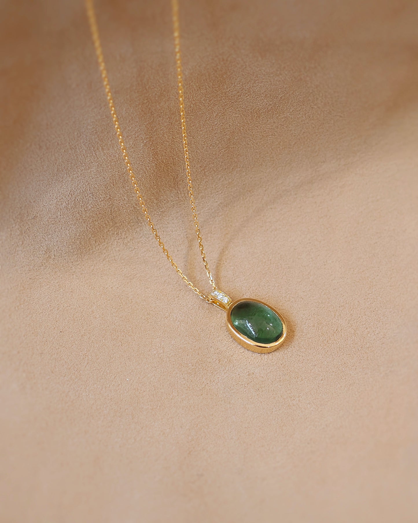 Pendentif tourmaline verte cabochon diamants or jaune 18K