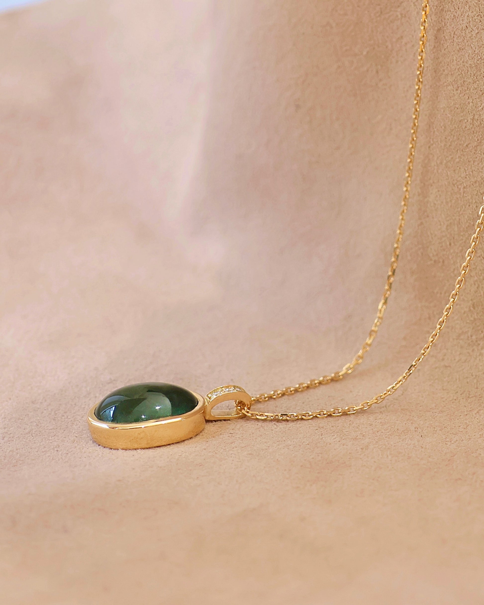 Pendentif tourmaline verte taille cabochon diamants or jaune