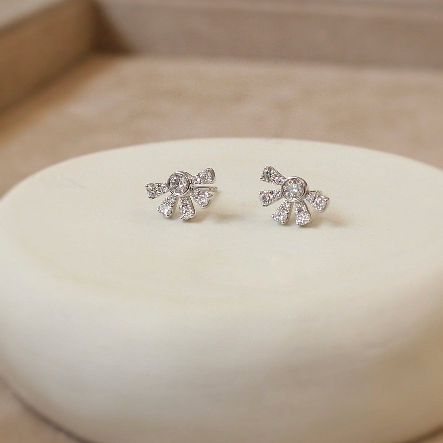 pues d'oreilles diamants pour femme en or blanc 18k- design esprit Art Déco