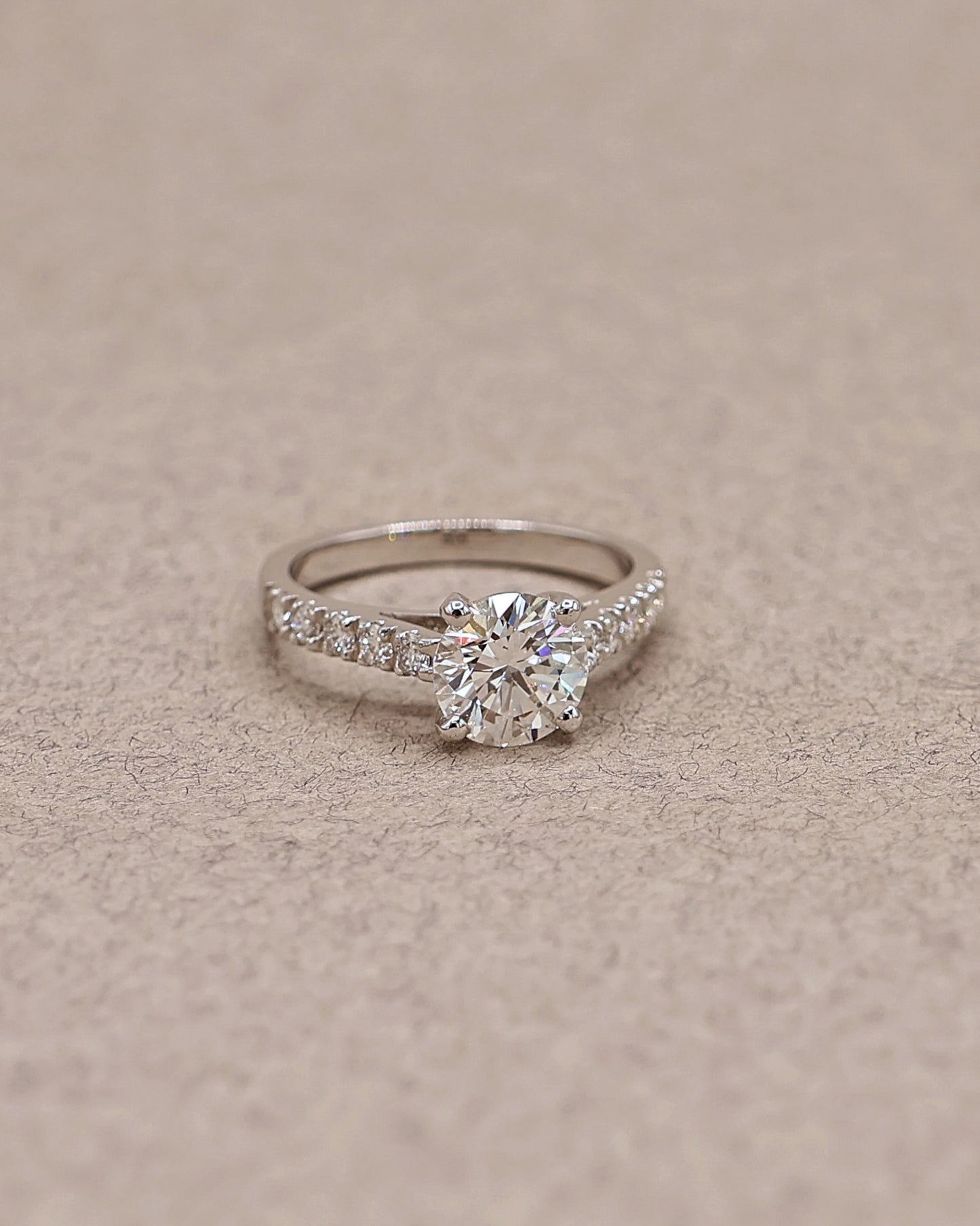 Solitaire diamant accompagné or blanc 18K