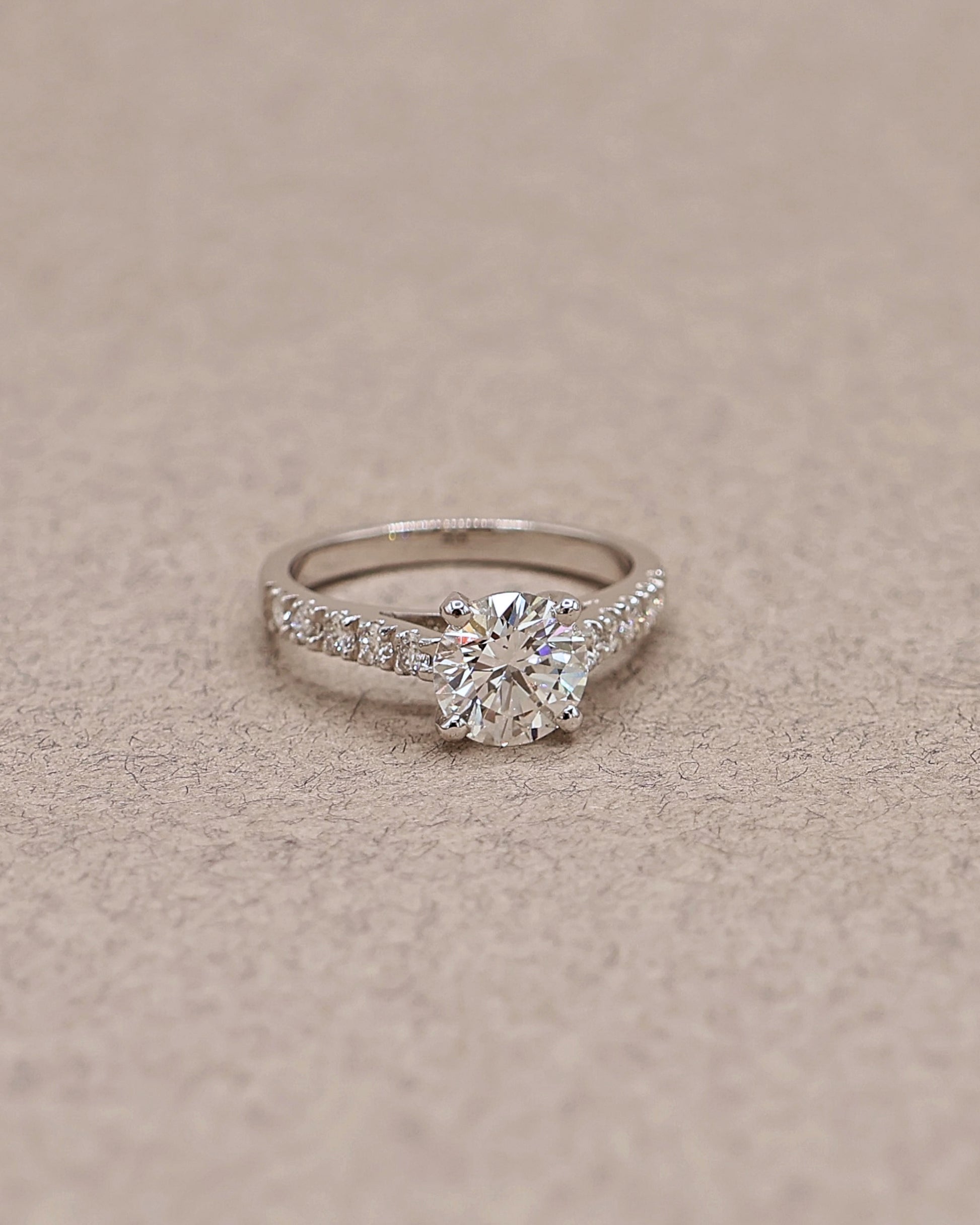 Solitaire diamant accompagné or blanc 18K