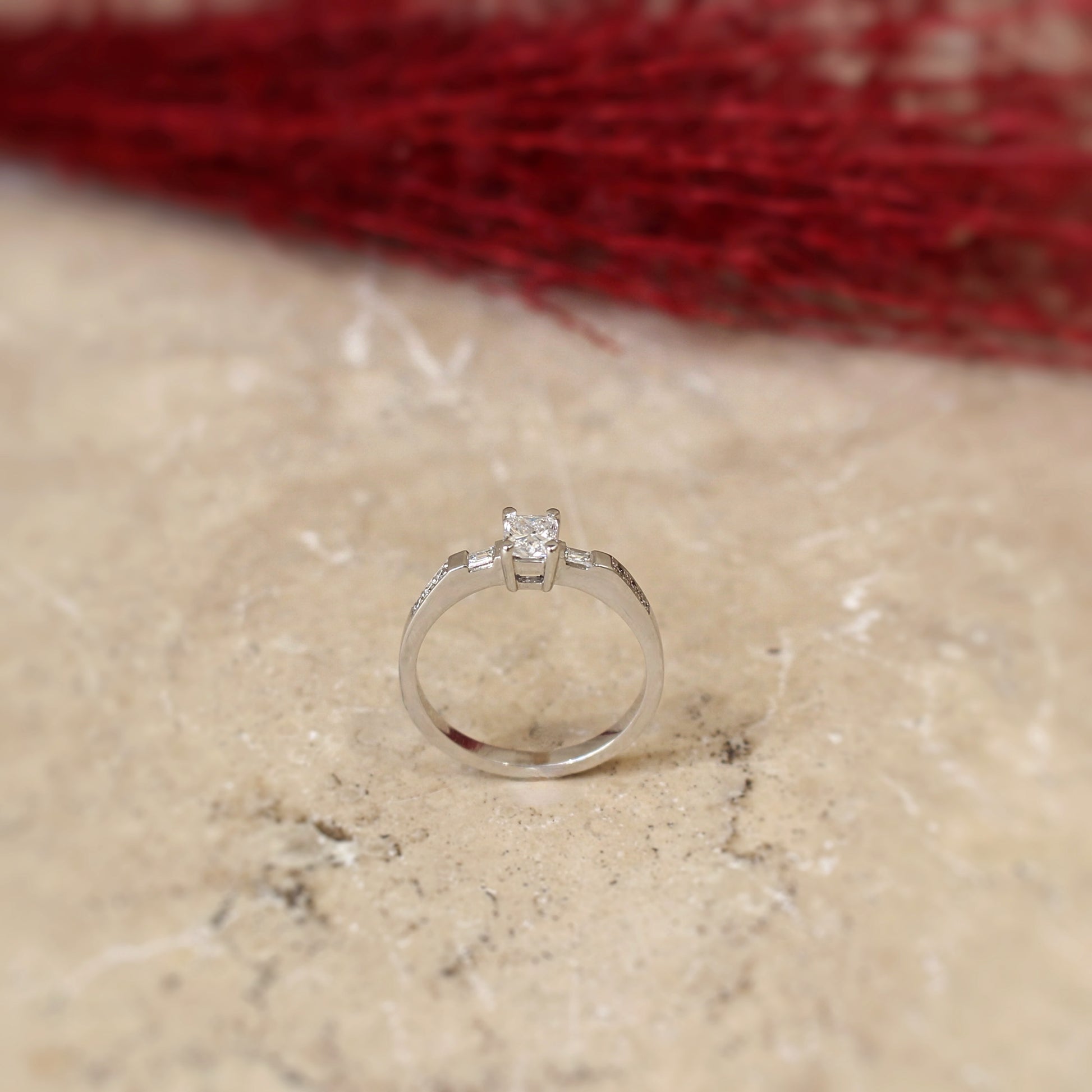 Bague de fiançailles en diamants-solitaire épaulé sur or blanc 18k