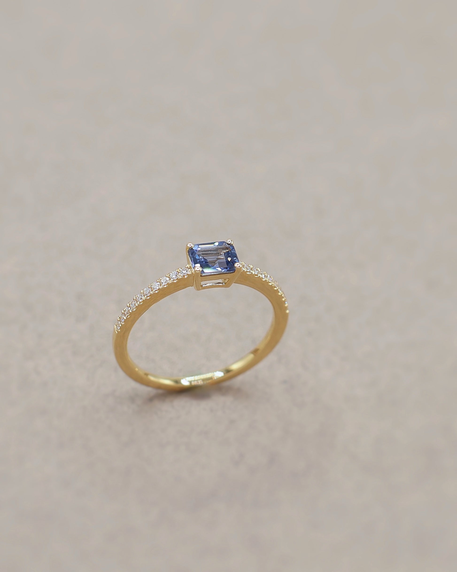 Solitaire saphir bleu horizontal diamants or jaune 18K