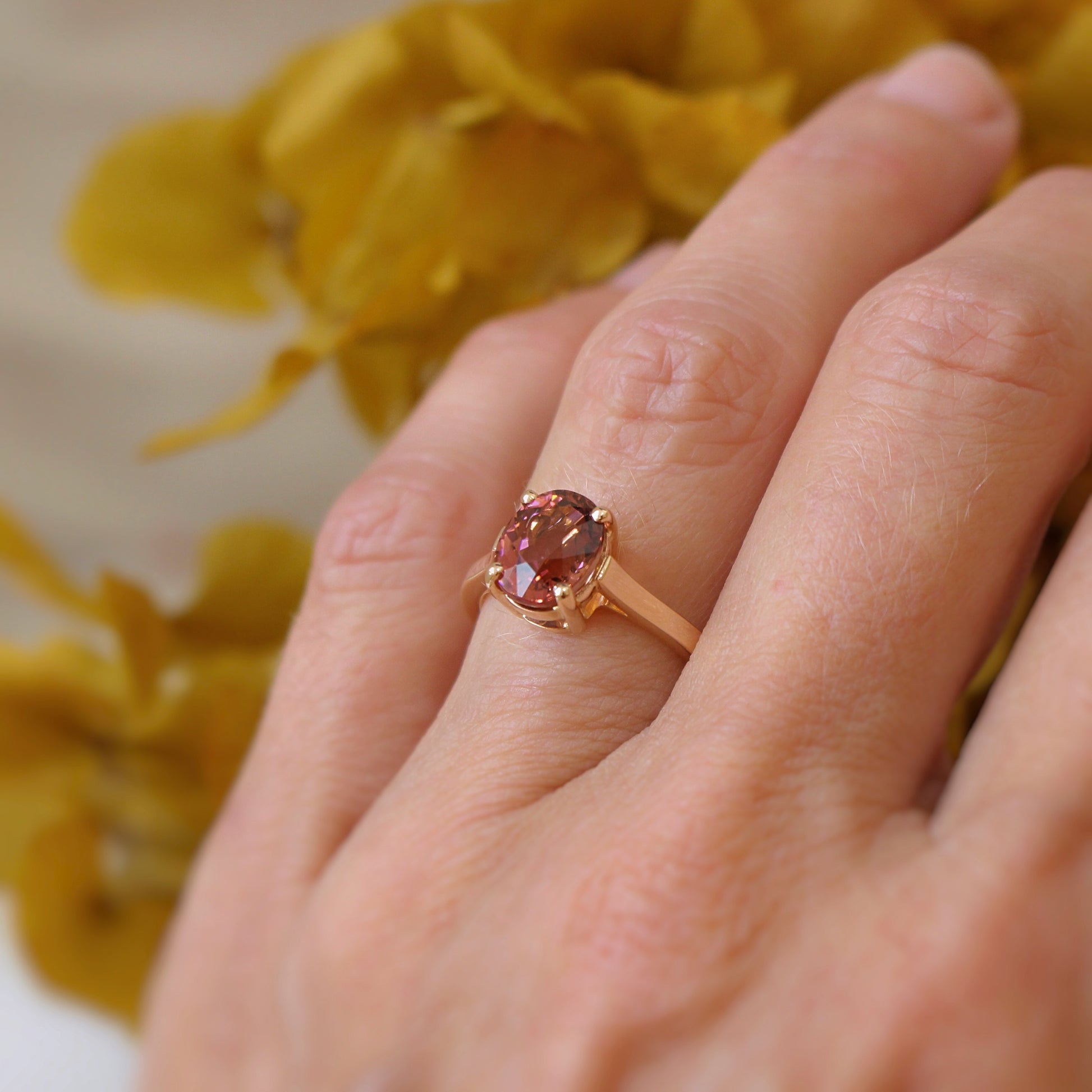 Solitaire tourmaline taille ovale en serti 4 griffes.monture en or rose