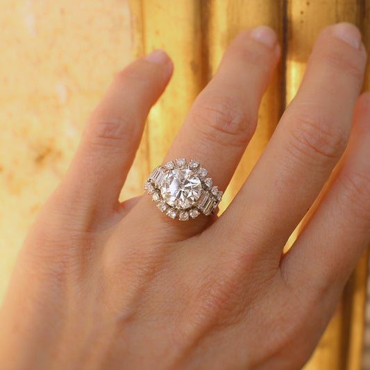 Superbe bague diamants art déco-au centre un diamant de 3 carats-volutes de diamants et épaulage de diamants baguetttes-monture en or blanc 18k