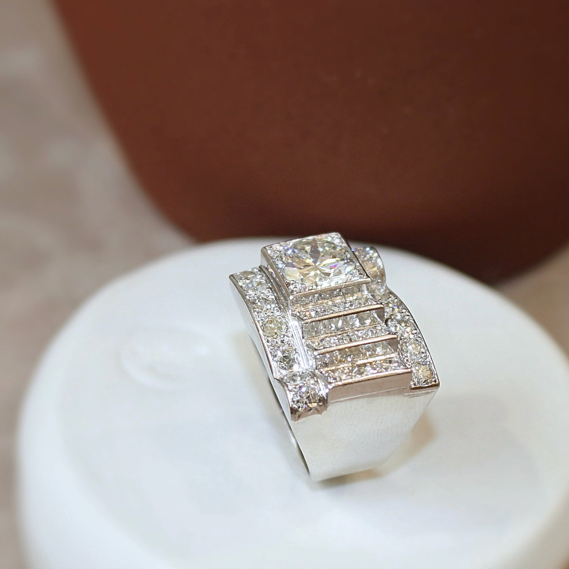 Superbe bague Art Deco avec de beaux volumes a decors geometriques - ornee de diamants pour environs 5 carats - monture or blanc et platine
