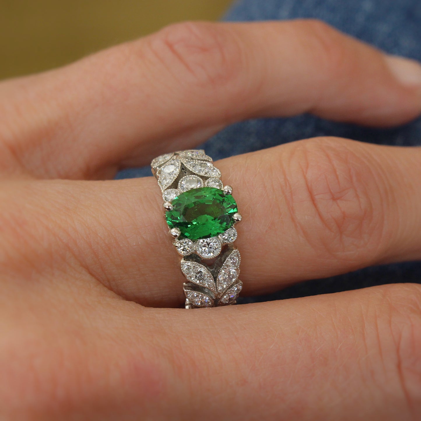 superbe bague de fiançailles style bague bandeau ornée de diamants et grenat tsavorite