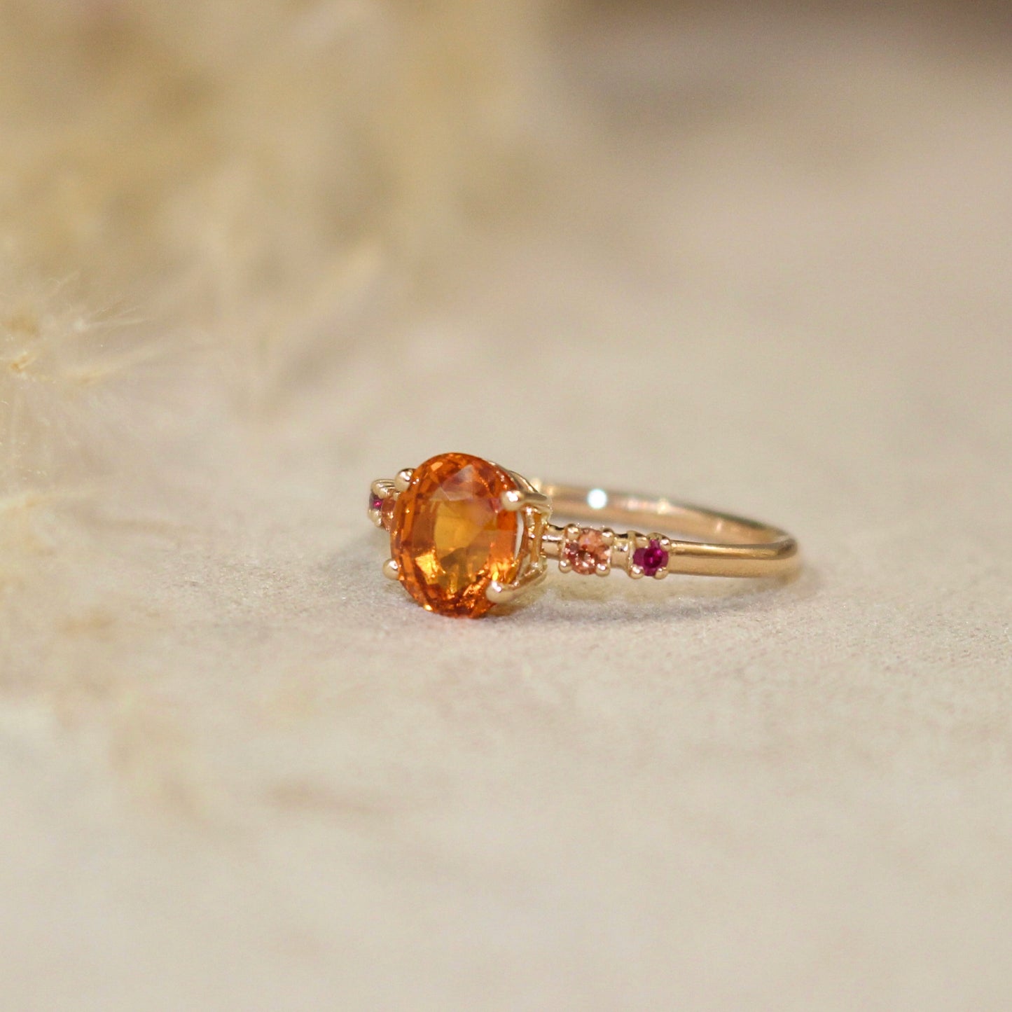 superbe bague ornée d'un grenat spessartite à la couleur intense et vibrante - idélae bague de fiançailles ou de naissance-monture en or rose 18k