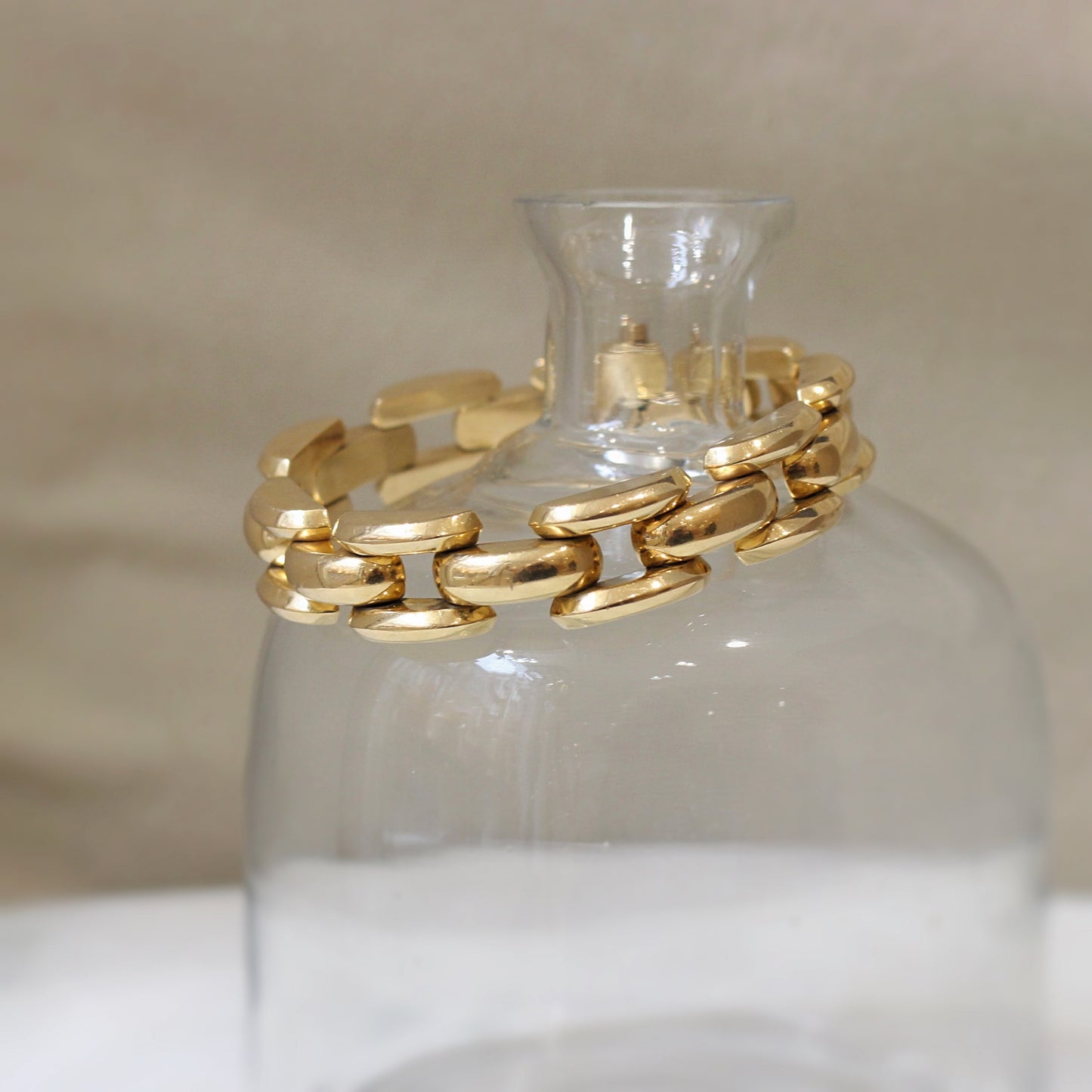 Très beau bracelet Tank des années 40 en or jaune 18K-maillons articulés en forme de demi-cylindre