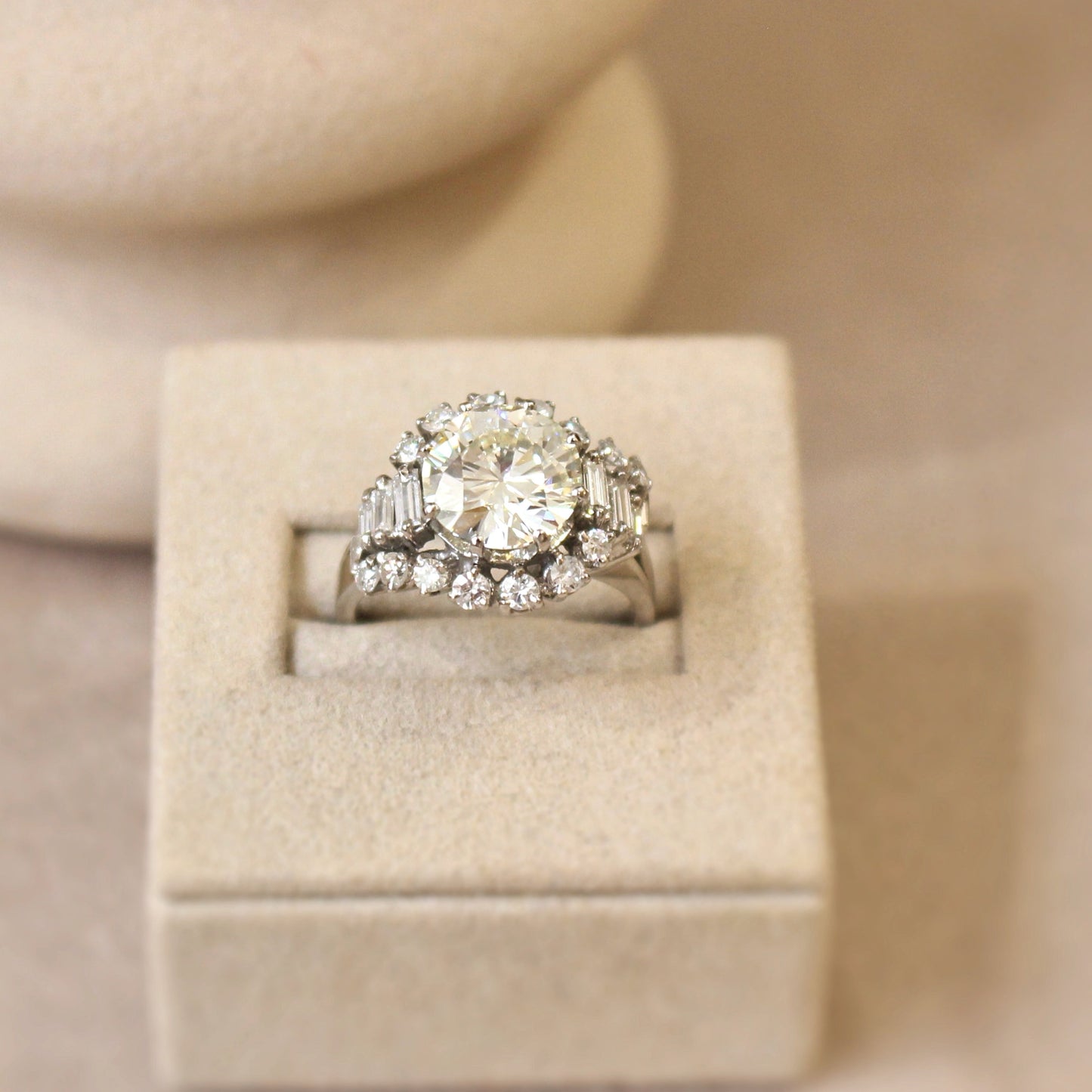 SUPERBE BAGUE TOUT DIAMANTS SUR UNE MONTURE EN OR BLANC; pierre centrale de 3 carats- épaulage diamants baguettes dans l'esprit Art Déco
