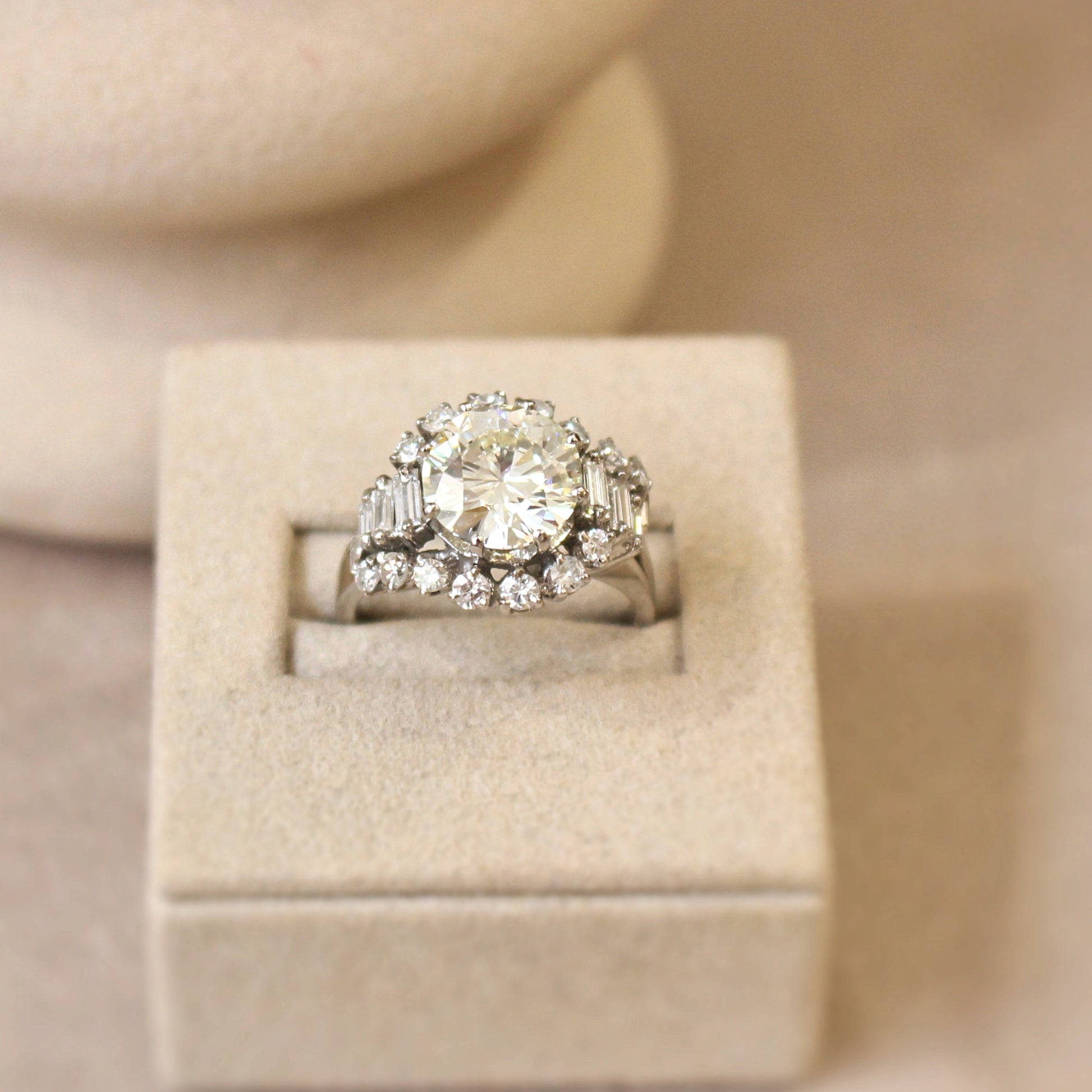 SUPERBE BAGUE TOUT DIAMANTS SUR UNE MONTURE EN OR BLANC; pierre centrale de 3 carats- épaulage diamants baguettes dans l'esprit Art Déco