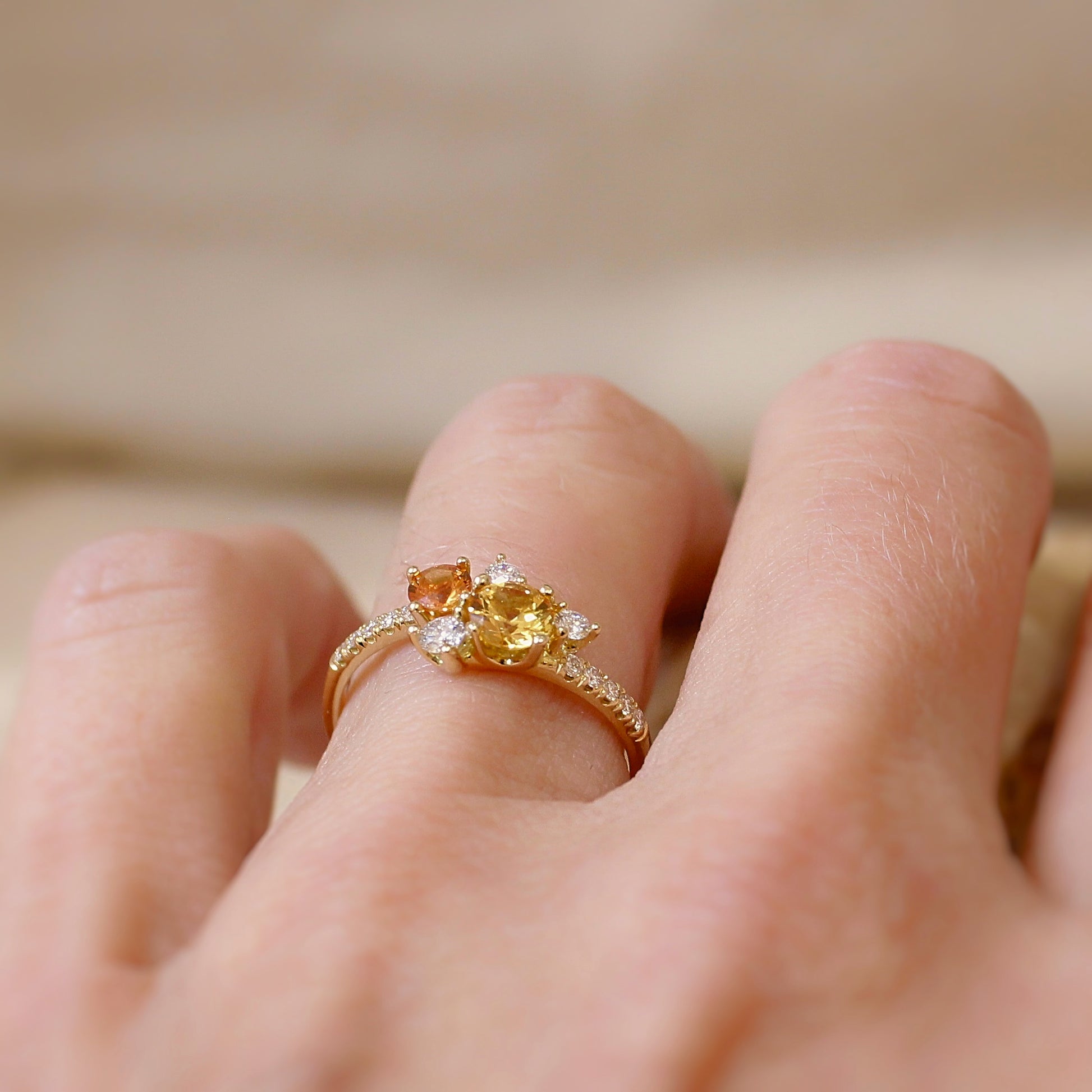 une bague colorée avec ses saphirs jaune et orange réhaussés par les diamants