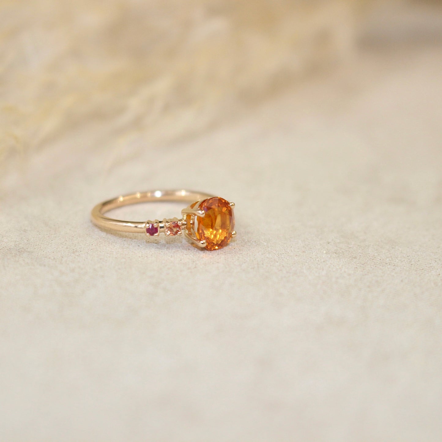 Une spessartite exceptionnelle pour cette bague de fiançailles ou de naissance originale et colorée