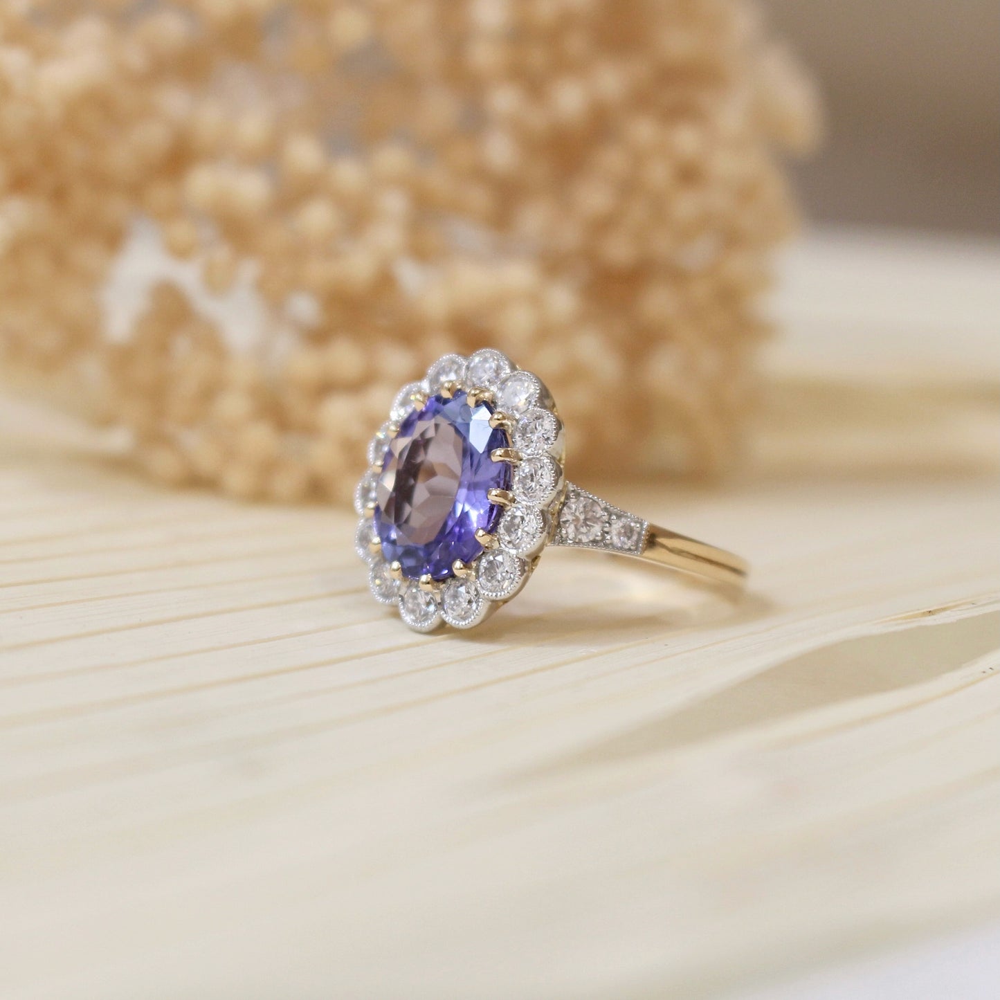 volumineuse bague marguerite avec au centre une superbe tanzanite taille ovale entourée de diamants