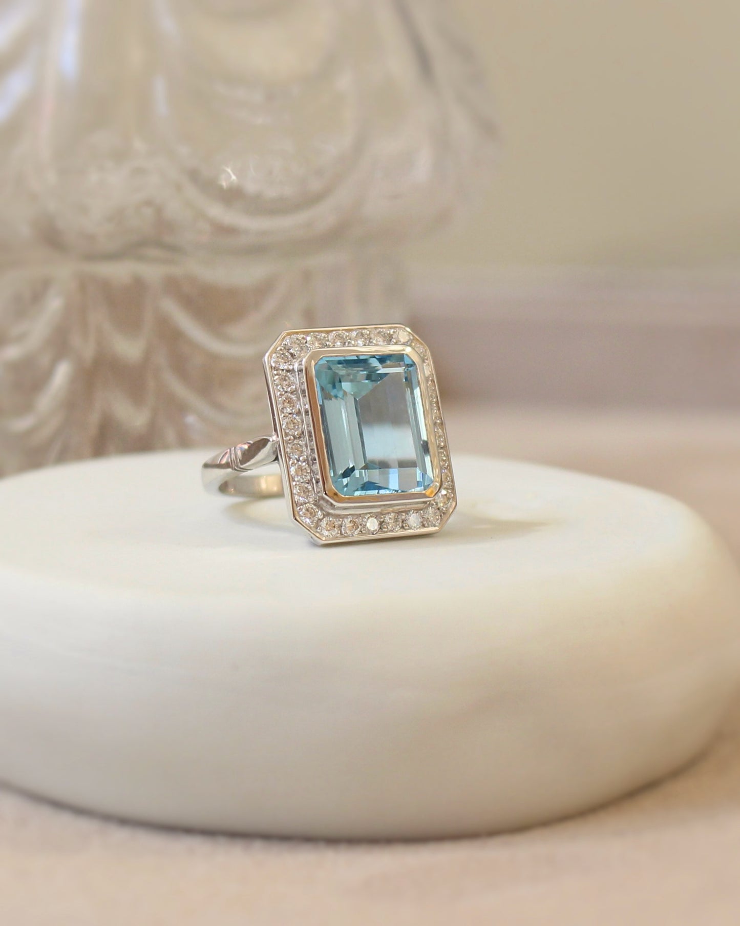 volumineuse aigue marine taille rectangle entourée de diamants sur une bague Art Déco en or blanc