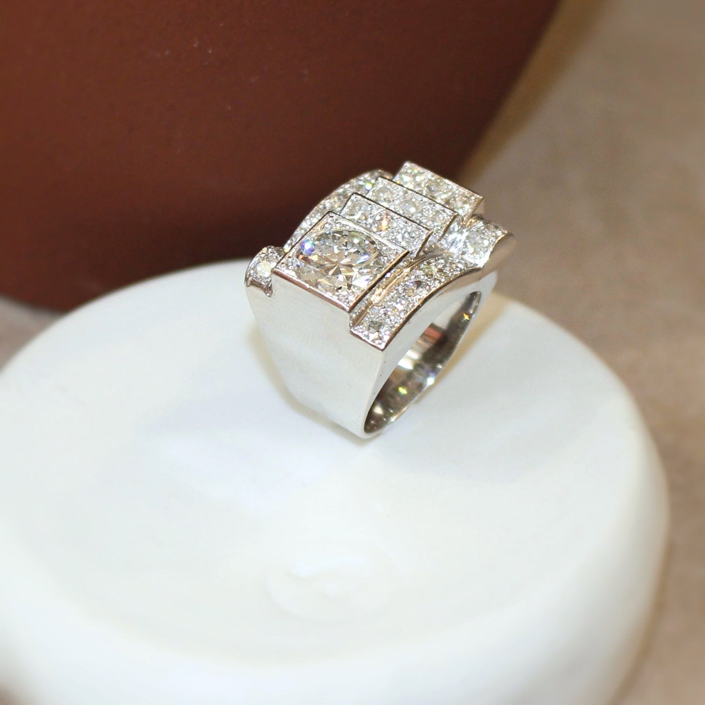 Volumineuse bague ancienne vers 1930 - ornee d'un diamant de 2,70 carats et de 23 diamants de 0,10 carat