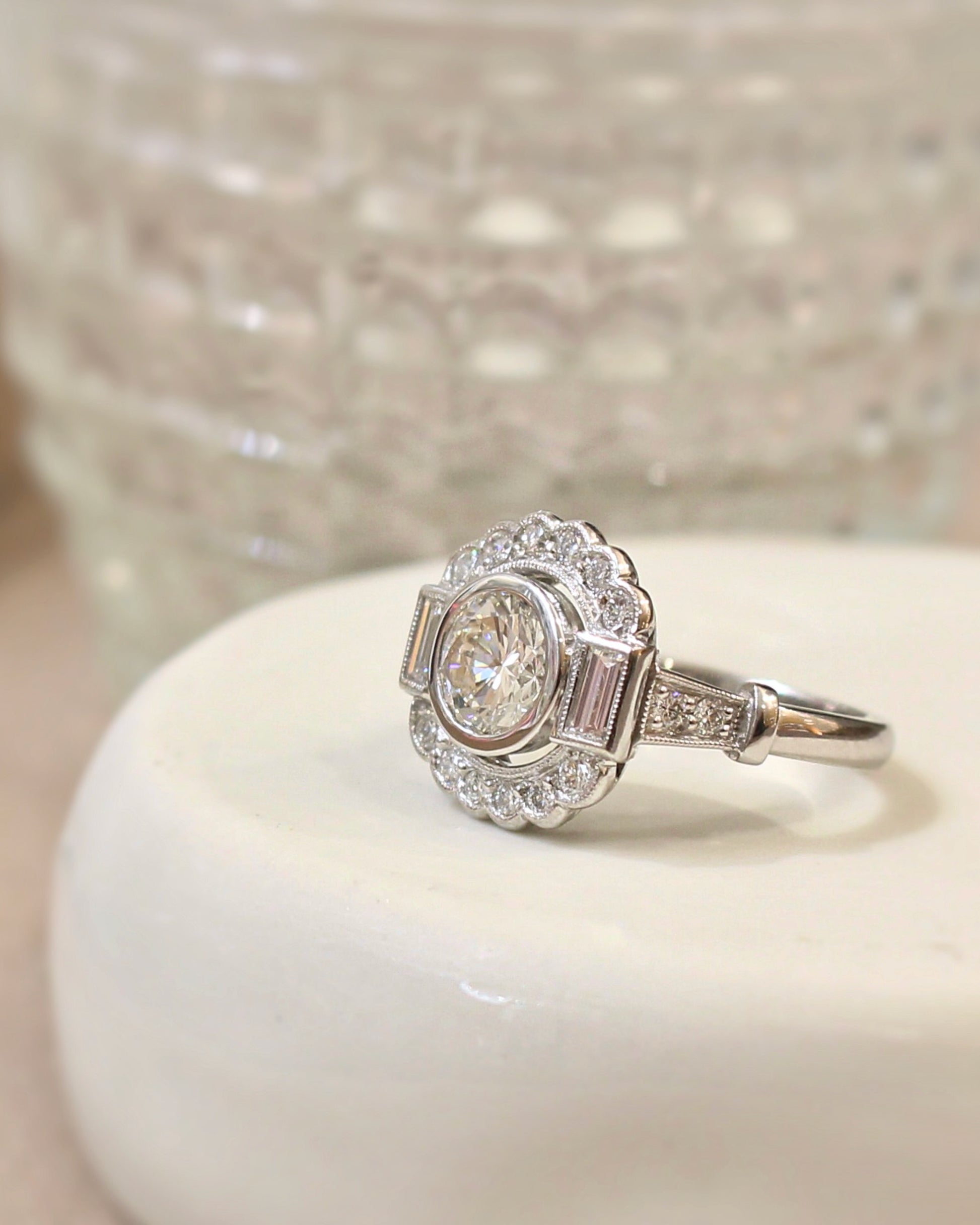 bague Art Déco en or blanc ornée de diamants dont un principal de plus d'un carat.