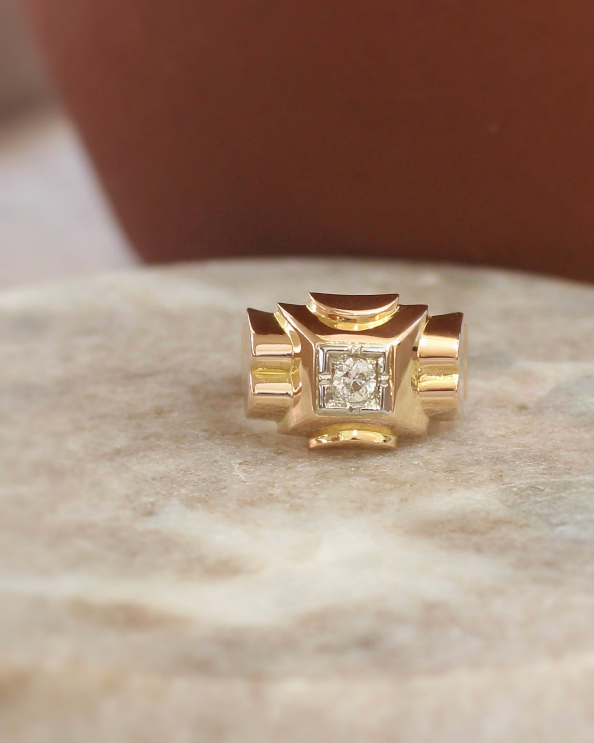 Bague Tank des années 40 diamant central taille ancienne