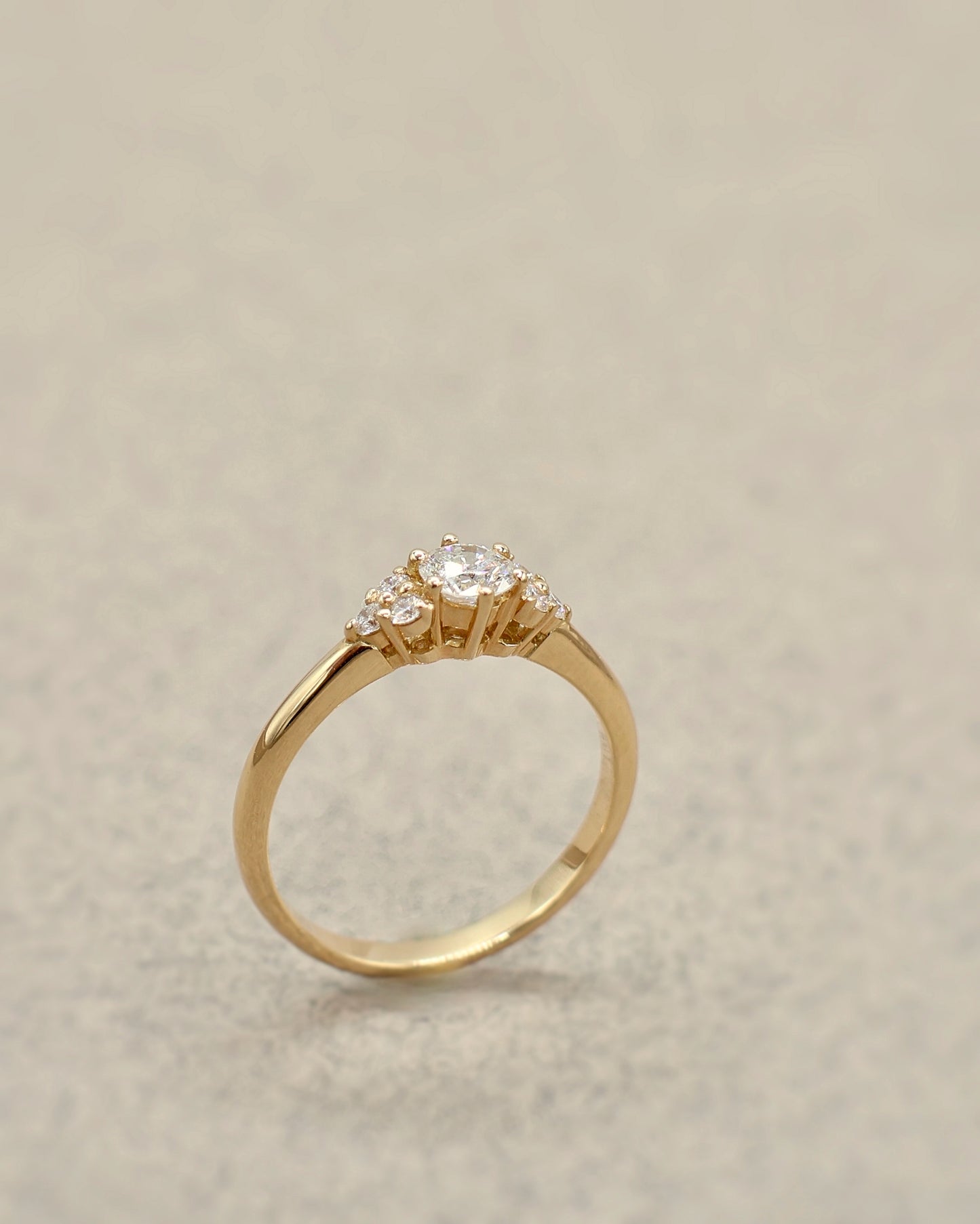 bague_de_demande_en_mariage_en_or_jaune_et_diamants