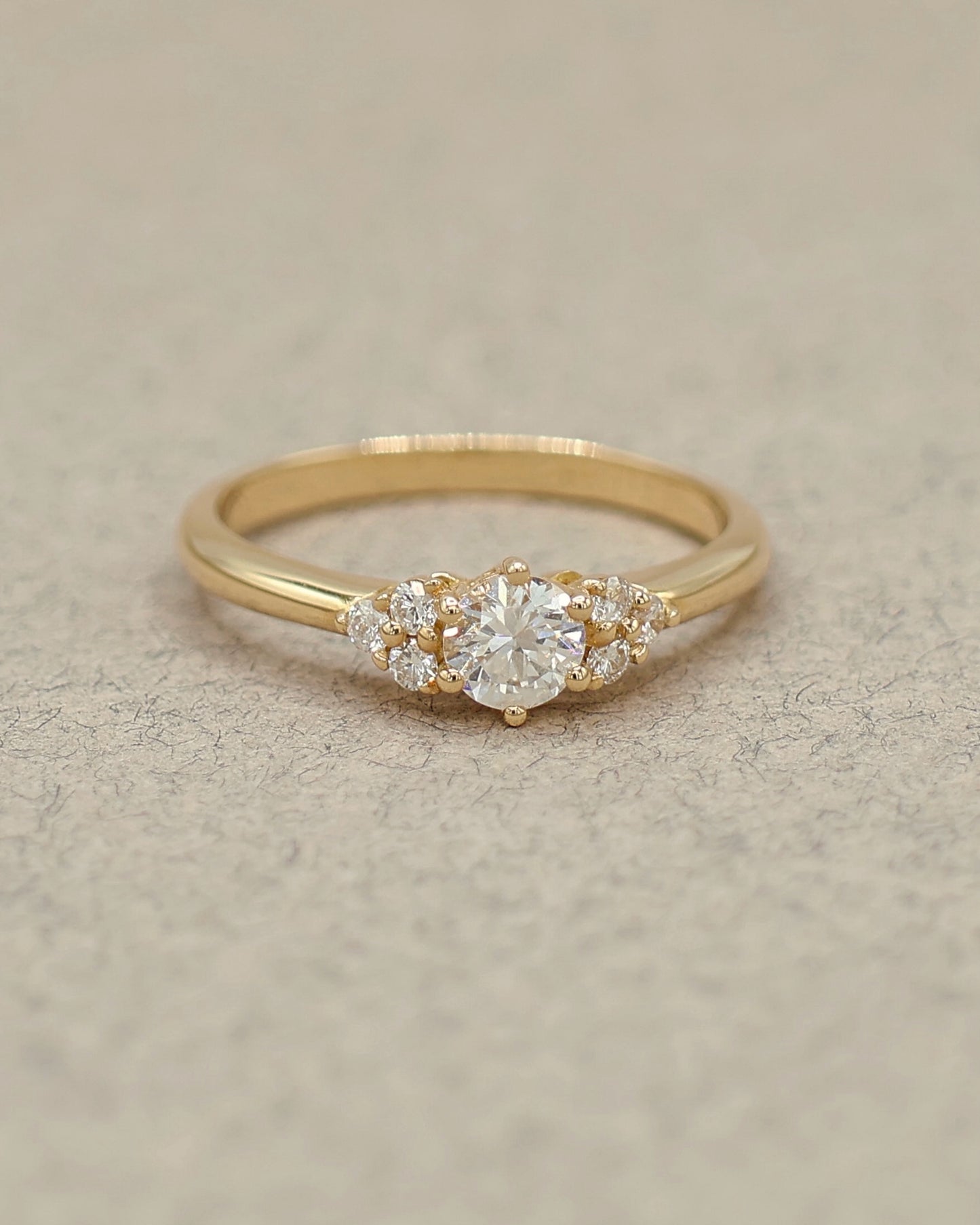 bague_de_fiancailles-solitaire_diamant_epaule_de_3_diamants_de_chaque_cote-or_jaune_18k