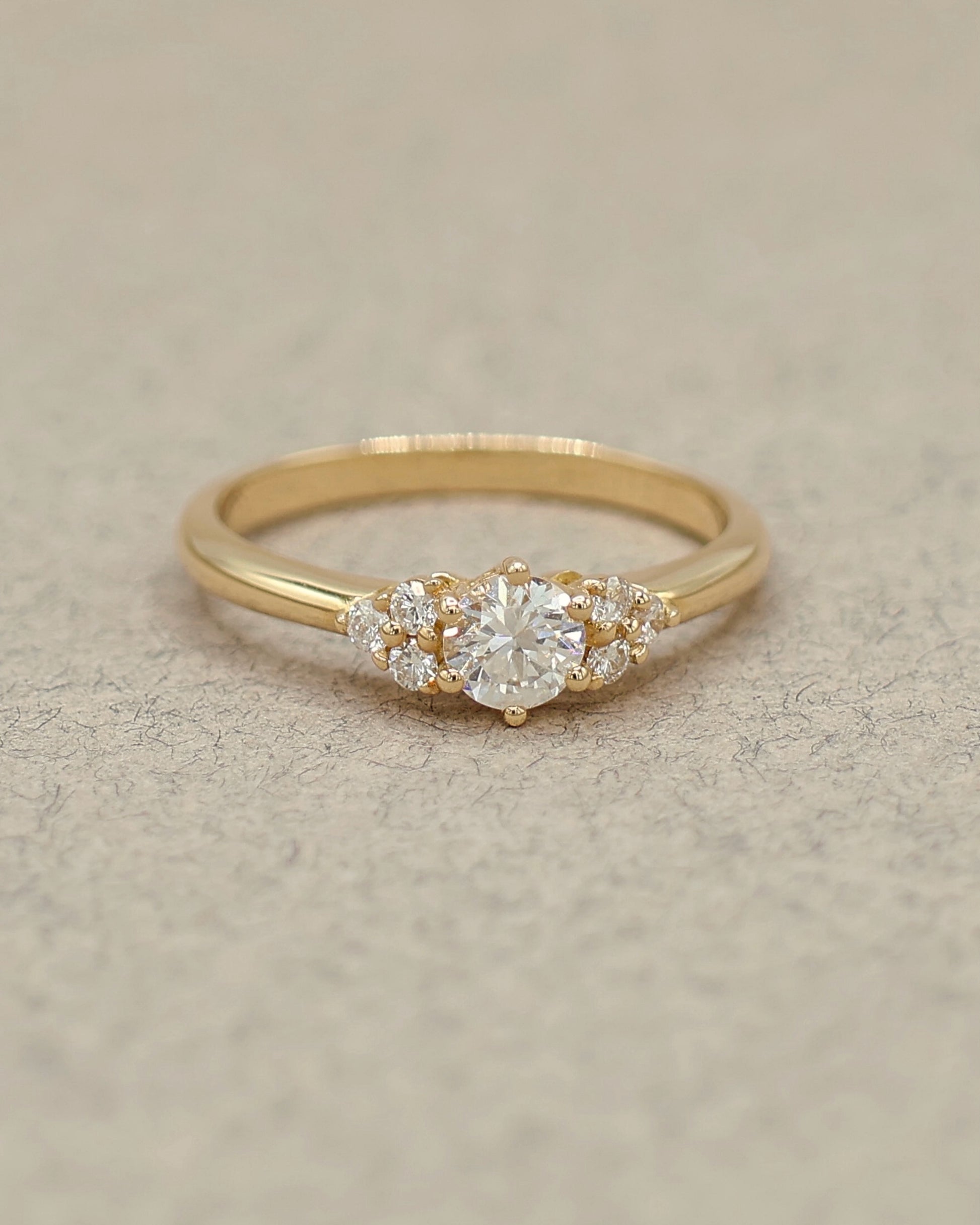bague_de_fiancailles-solitaire_diamant_epaule_de_3_diamants_de_chaque_cote-or_jaune_18k