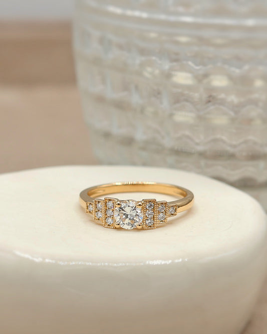 bague en or jaune et diamants descente des diamants en escaliers. monture en or jaune 18K