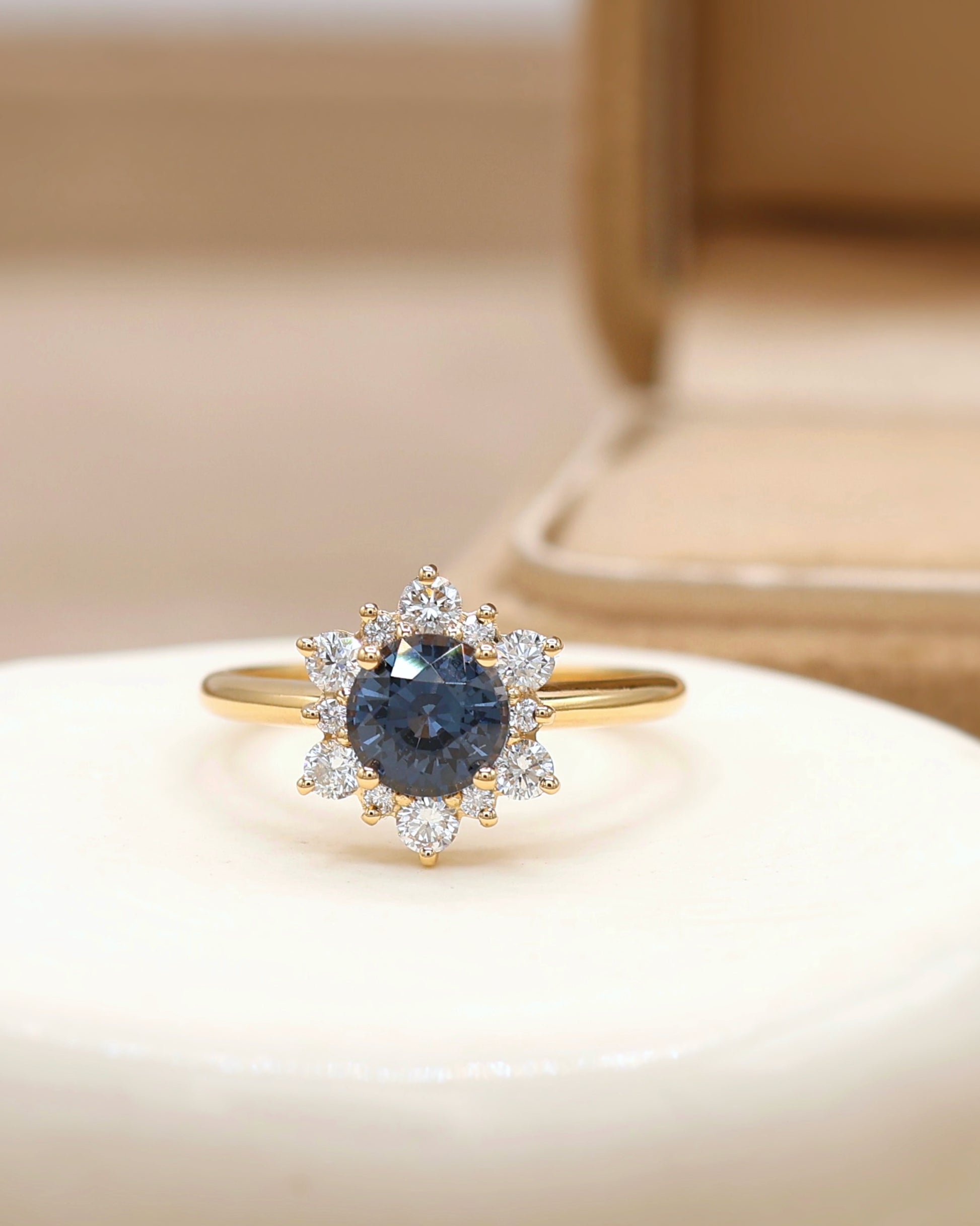 bague entourage spinelle bleu et diamants-monture en or jaune