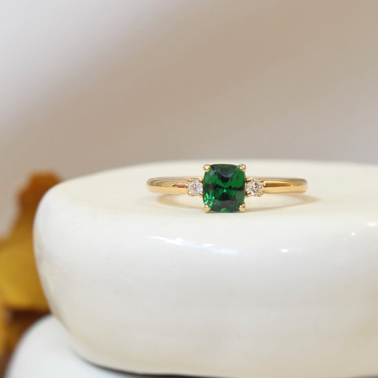 Bague de naissance ornée d'un grenat tsavorite épaulé de diamants taille brillant-bague création sur mesure à Bordeaux