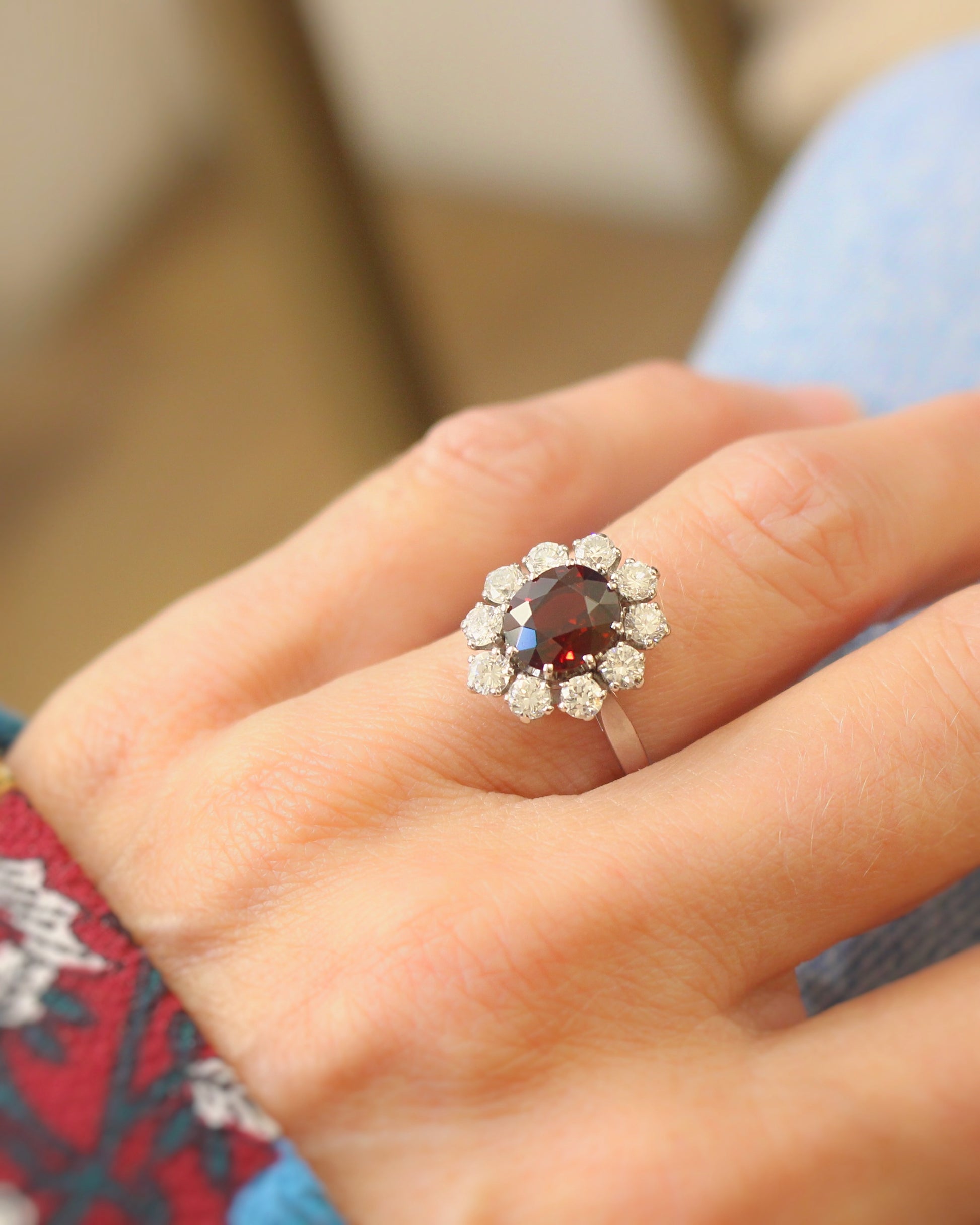 bague marguerite en or blanc avec grenat entourage diamants