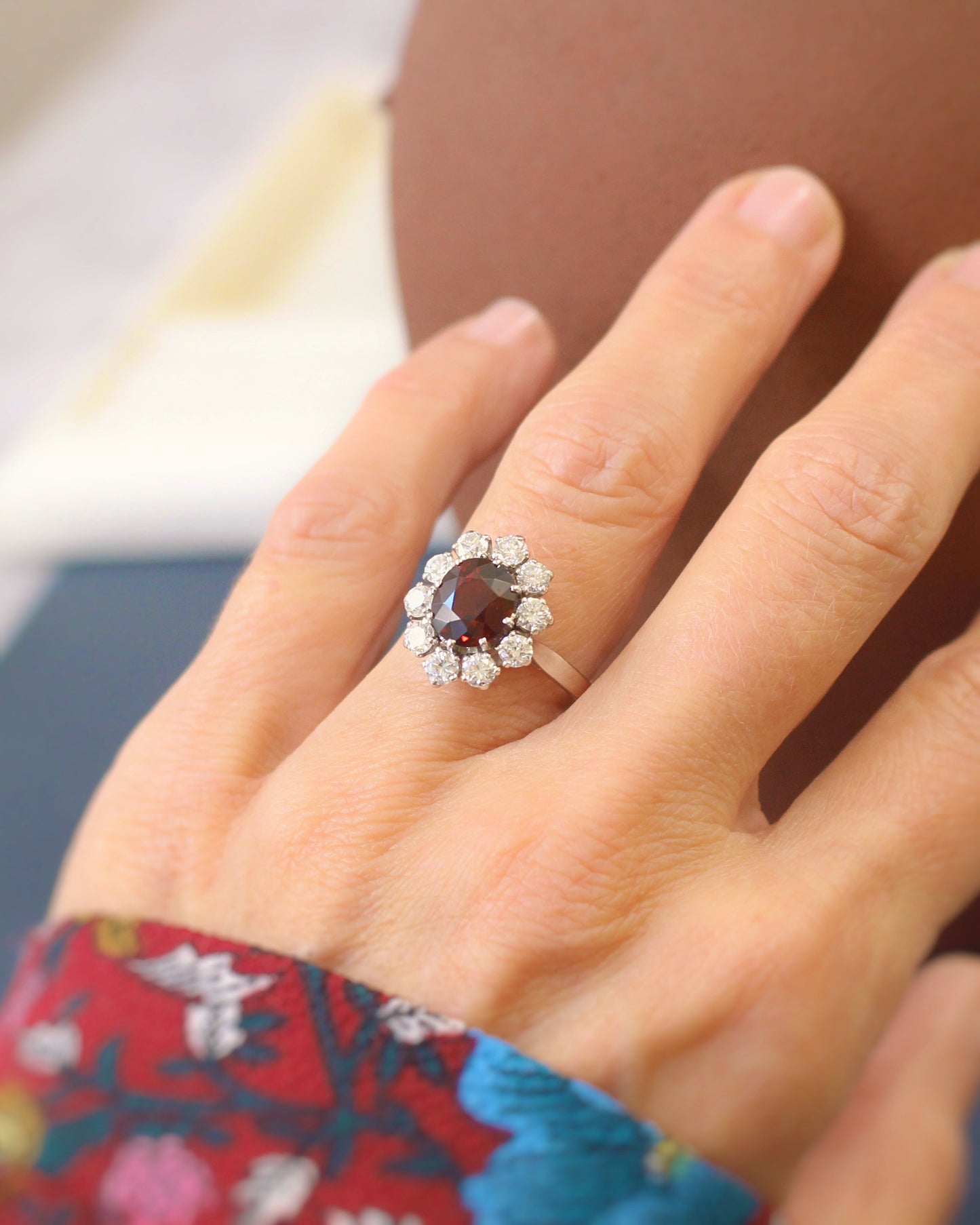 bague marguerite grenat entourage diamants-or blanc 18k