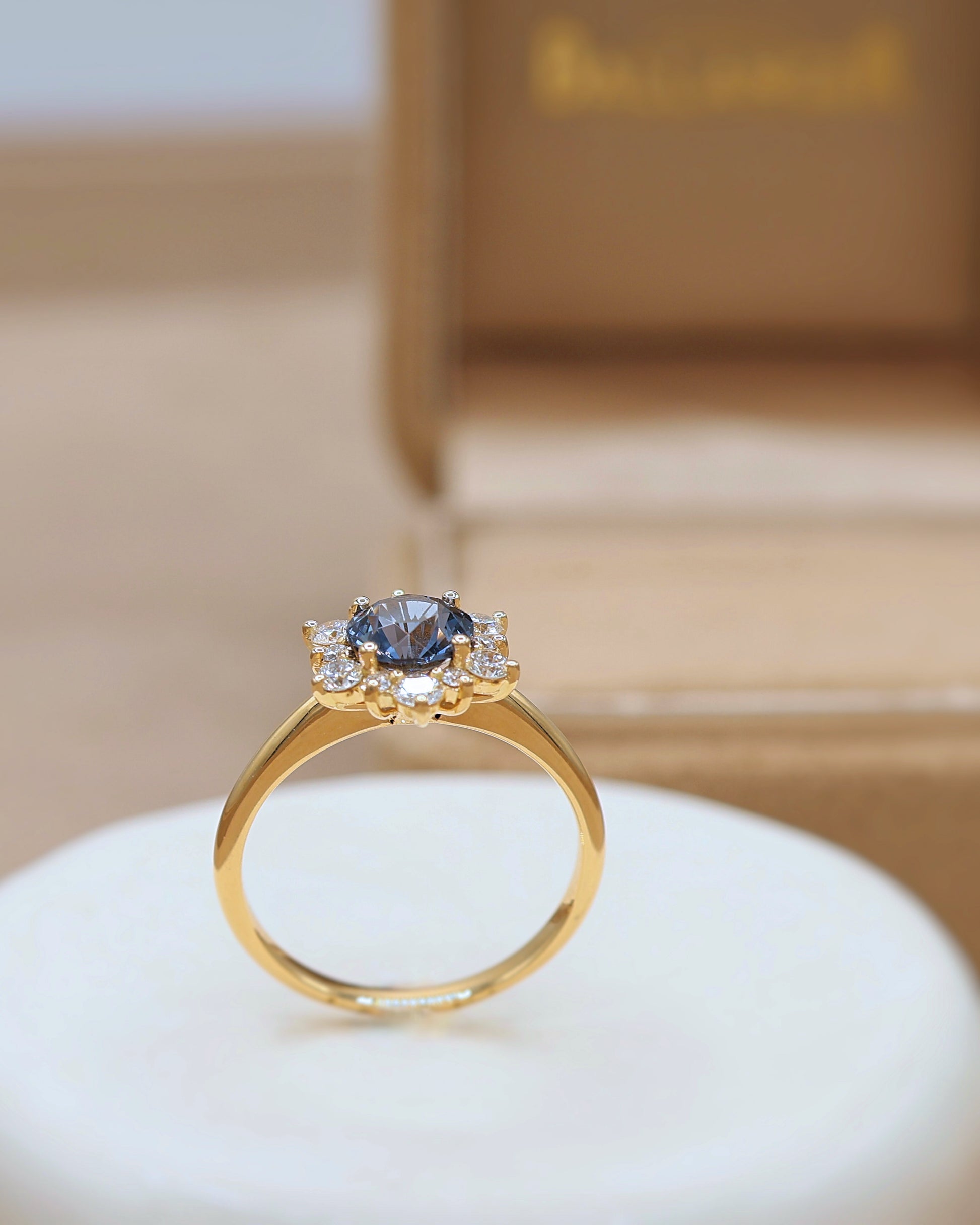 bague ornée d'un spinelle bleu avec des diamants tout autour- or jaune 18k