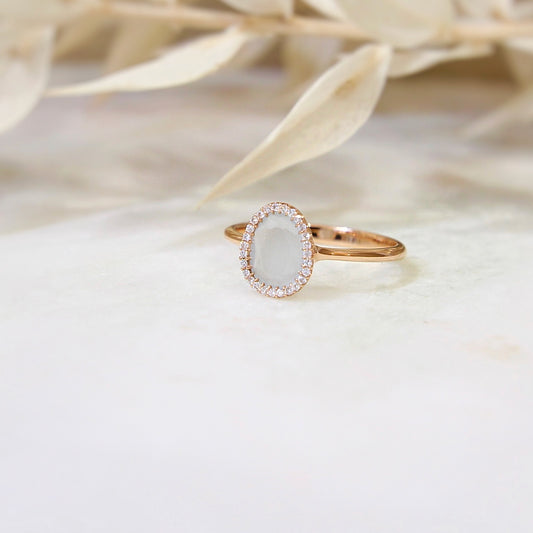 bague aigue marine milky et son halo de diamants sur une monture en or rose