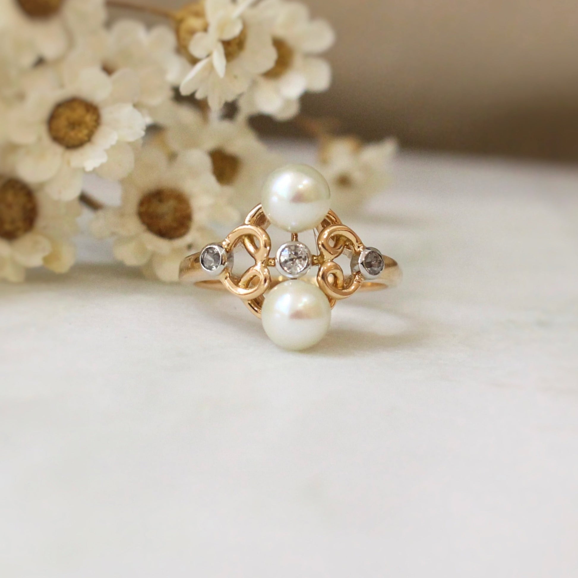 Bague ancienne toi et moi avec deux perles de culture et trois petits diamants-monture en or rose 18k