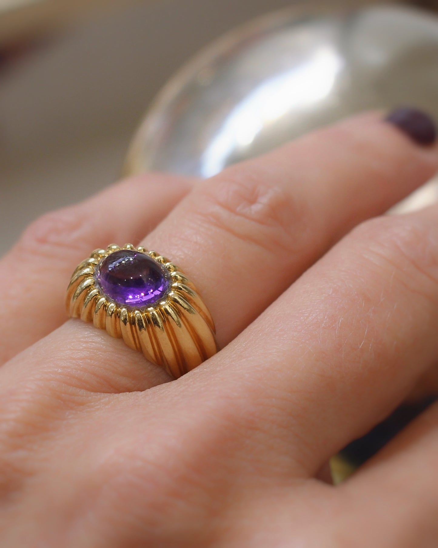 bague ancienne en or jaune ornée d'un cabochon d'améthyste-impotante monture à décor de godrons