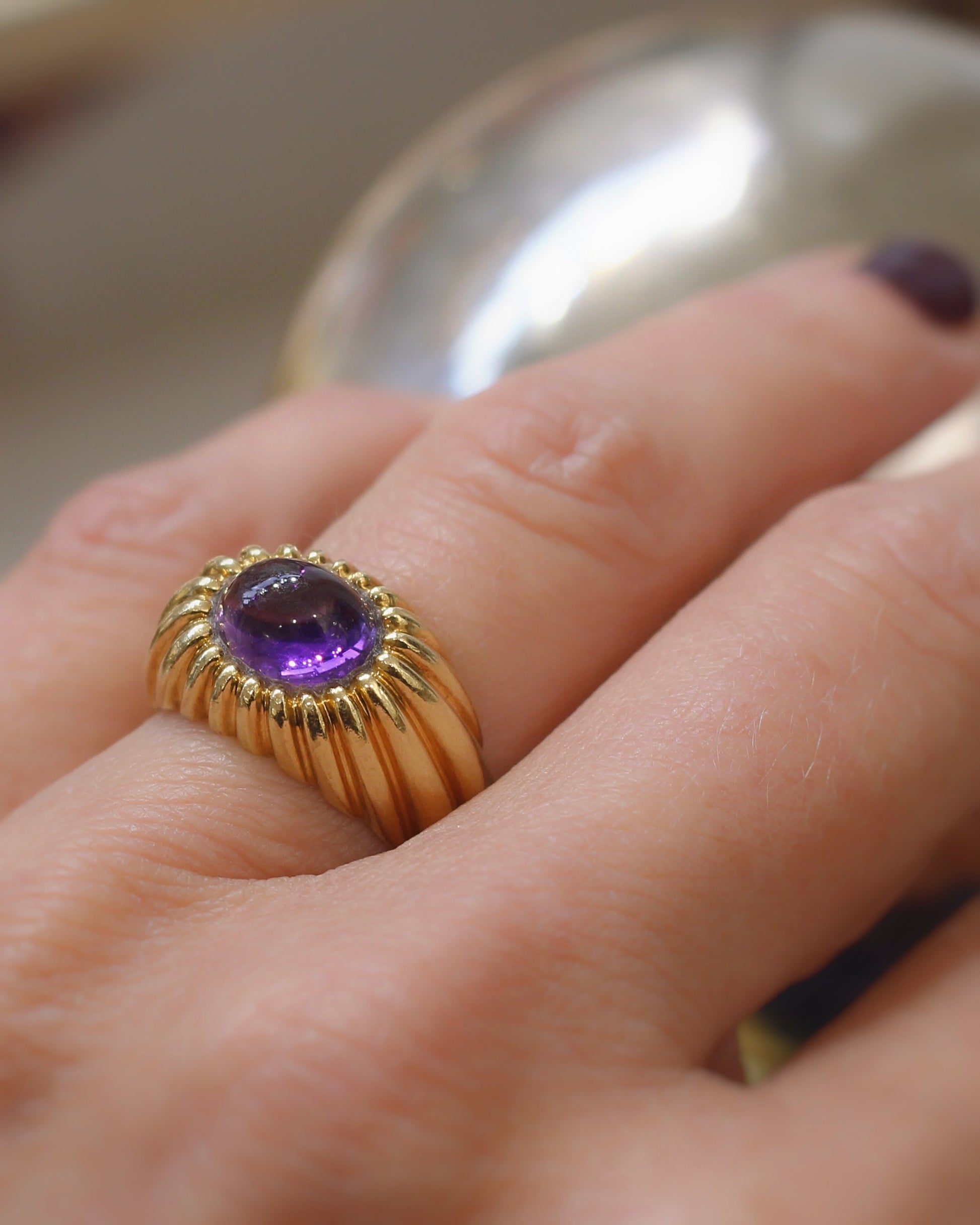 bague ancienne en or jaune ornée d'un cabochon d'améthyste-impotante monture à décor de godrons
