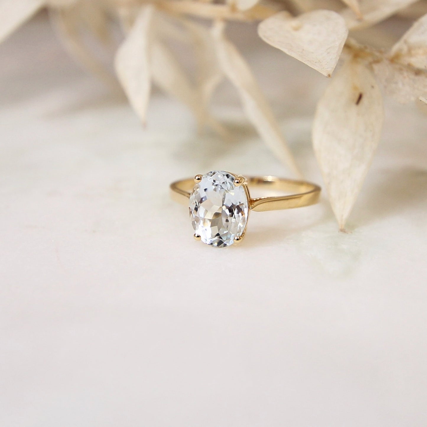 bague en or jaune ornée d'une très belle aigue marine taille ovale