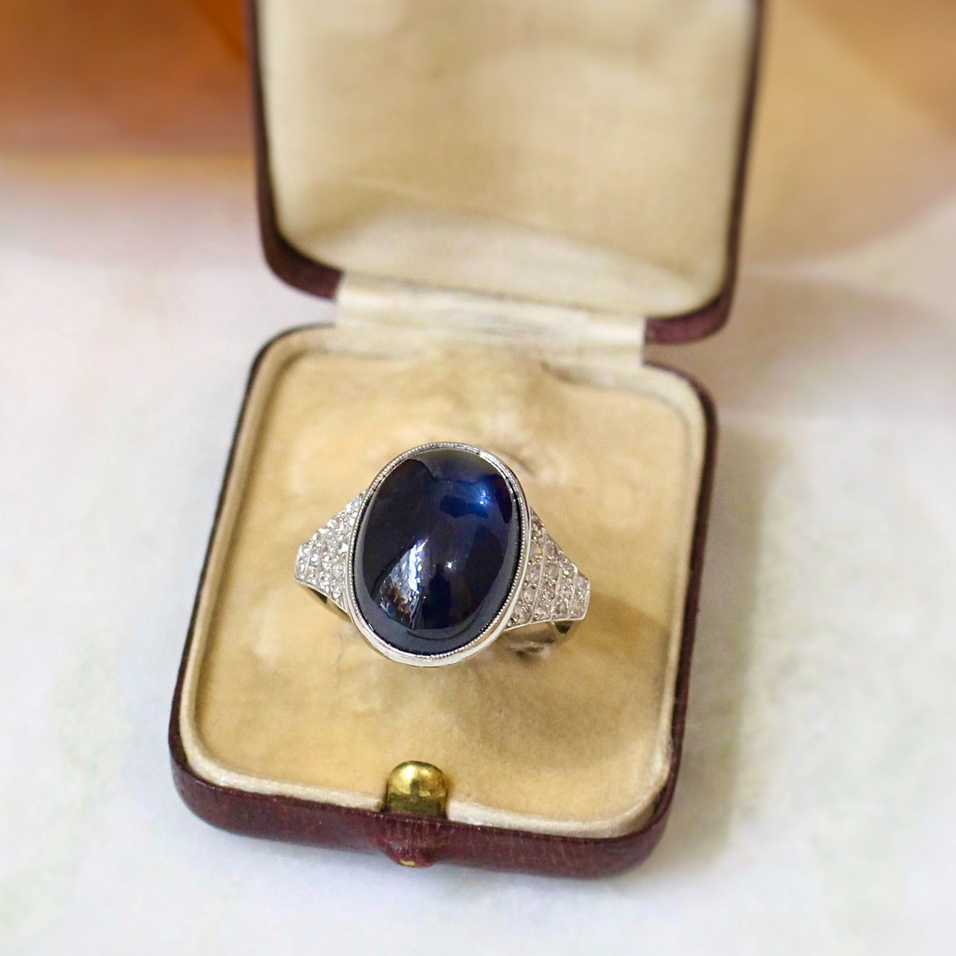 Bague Art Déco saphir cabochon de 17 carats – bijouterieballanger