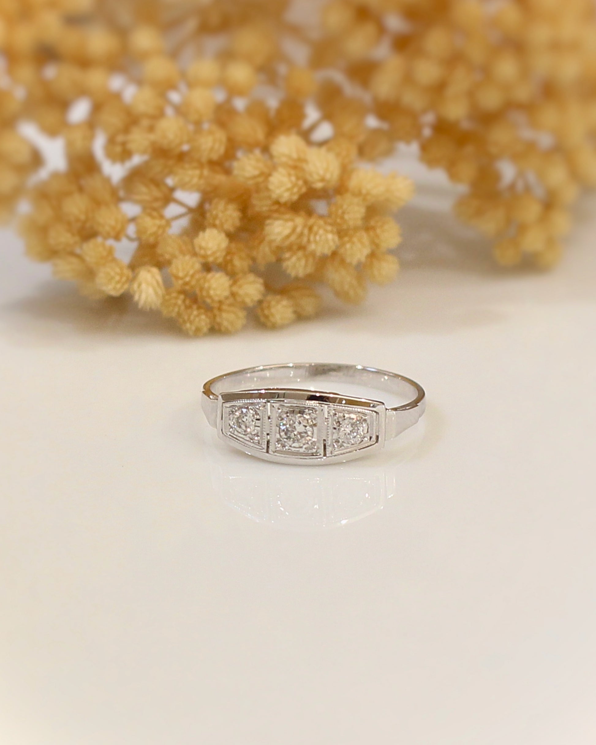 bague art déco trilogie de diamants sur or blanc