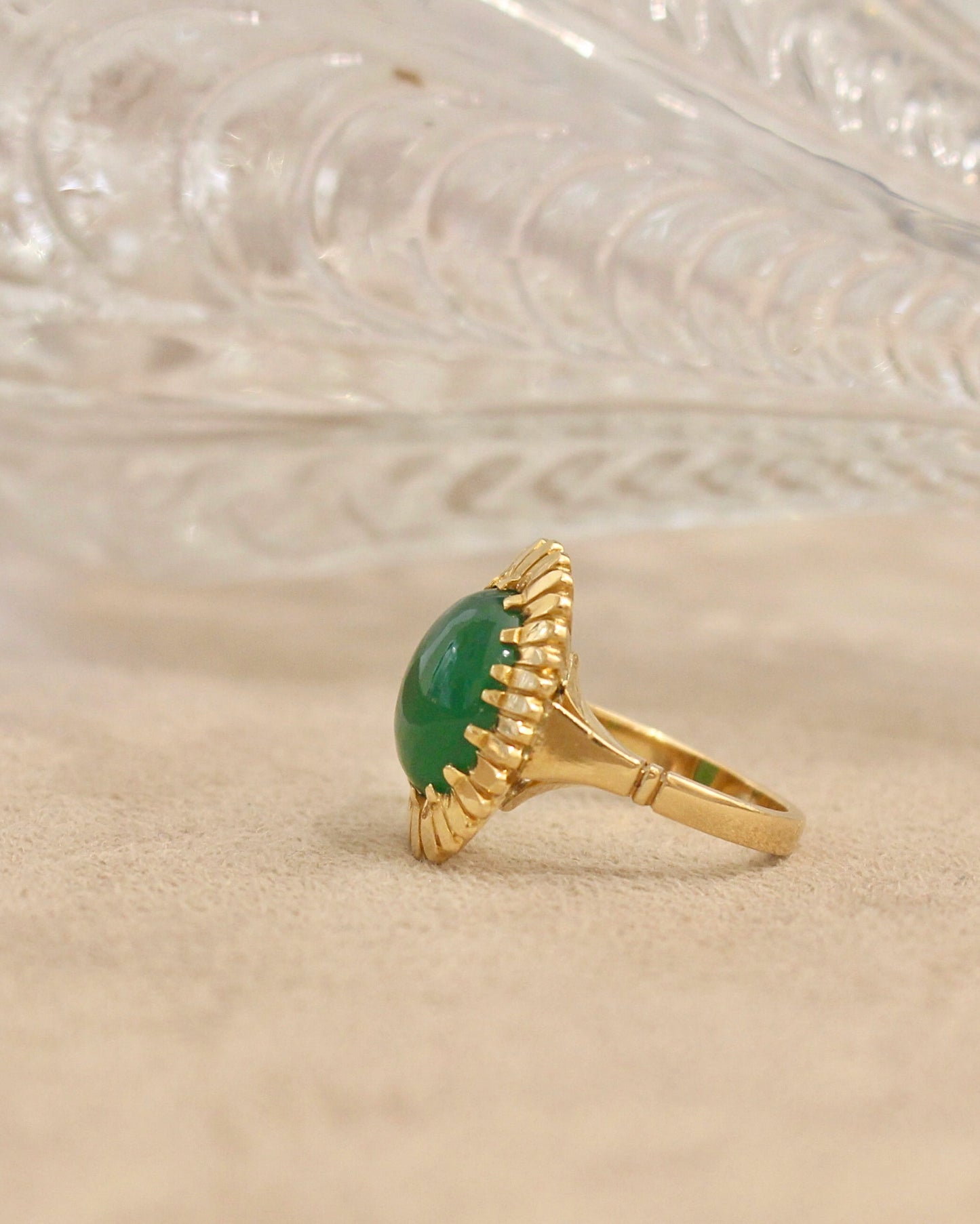 bague vintage avec gros cabochon de chrysoprase sur or jaune